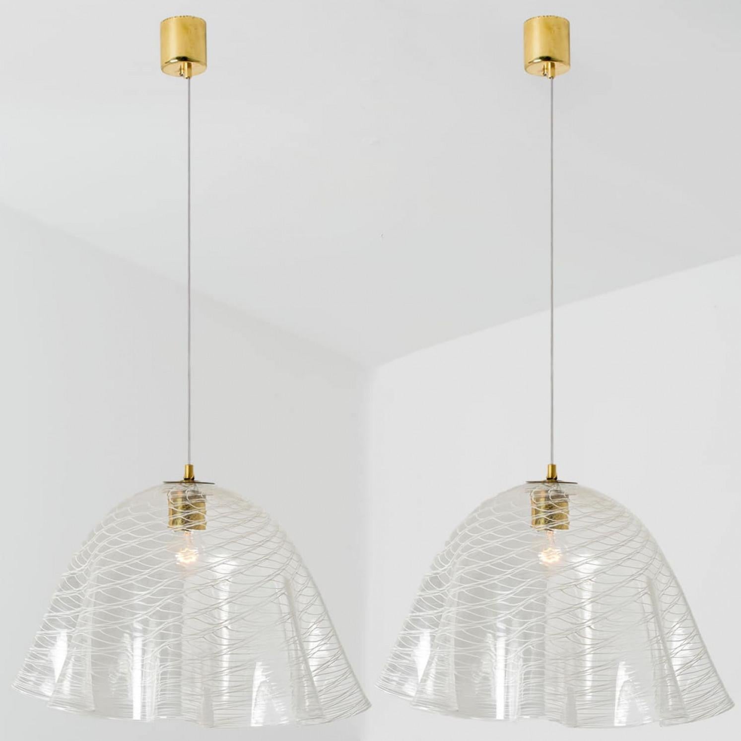 1 dei 2 pendenti in vetro Kalmar Fazzoletto, anni '70 in vendita 3