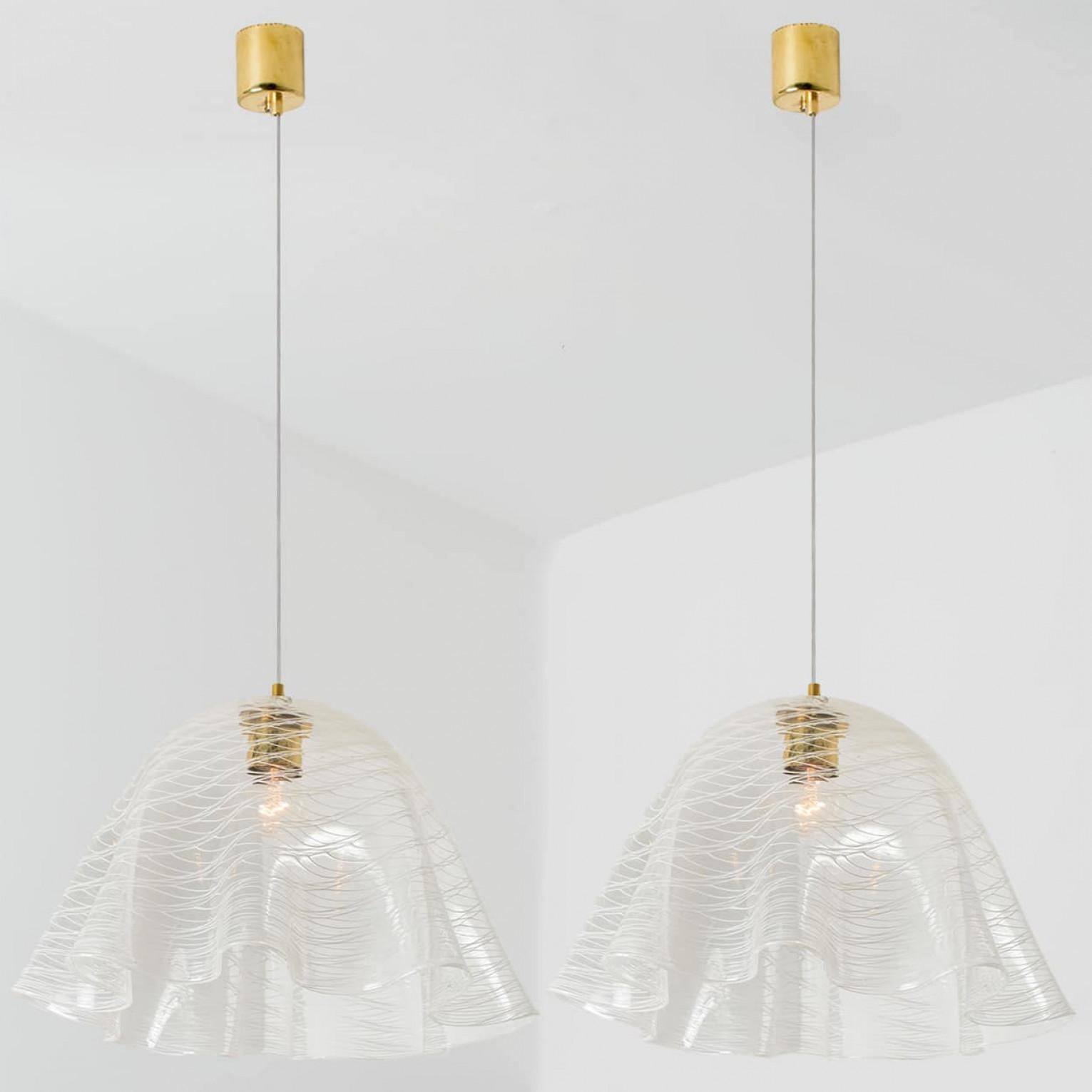 Uno dei due bellissimi ciondoli in vetro di alta qualità della metà del secolo, dalle linee meravigliose. Progettato e realizzato da Kalmar Vienna negli anni '70. Realizzato in vetro bianco e trasparente soffiato a bocca.

Pulito e ben cablato,