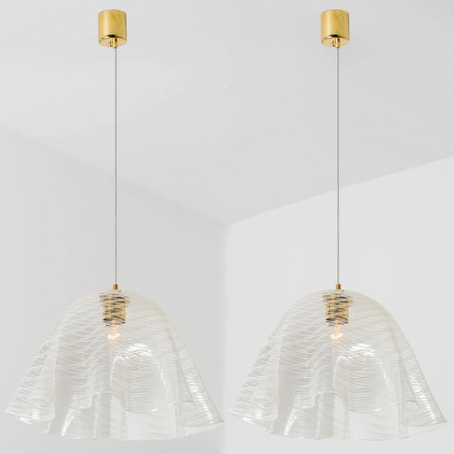 Uno dei due bellissimi ciondoli in vetro di alta qualità della metà del secolo, dalle linee meravigliose. Progettato e realizzato da Kalmar Vienna negli anni '70. Realizzato in vetro bianco e trasparente soffiato a bocca.

Pulito e ben cablato,