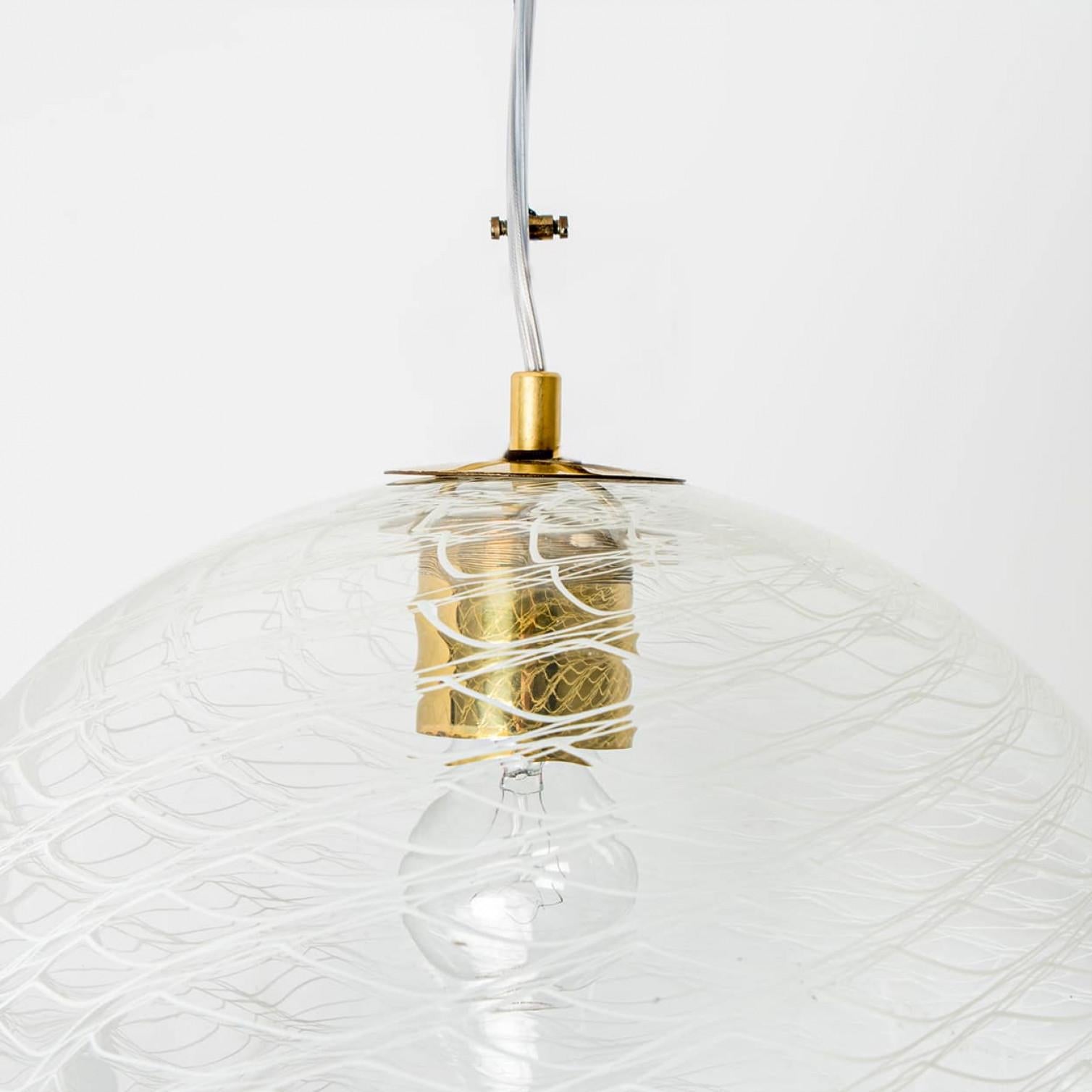 Laiton 1 des 2 suspensions Kalmar Fazzoletto en verre, 1970 en vente