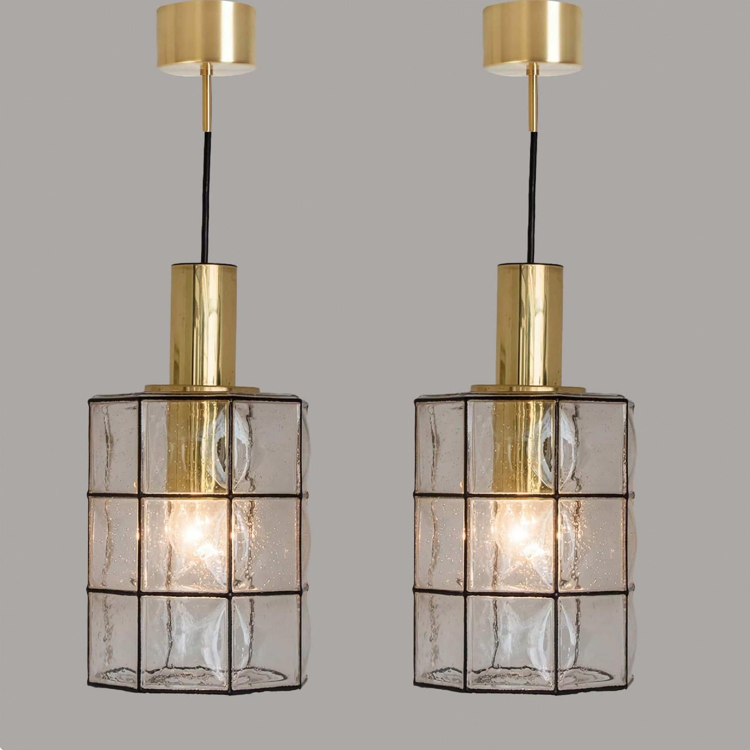 Precioso colgante de cristal de Glashütte Limburg, década de 1960.

El marco metálico octogonal sujeta el cristal soplado a mano.

Buena calidad y en perfecto estado. Limpiado, recableado y listo para usar. La altura es ajustable.

La luminaria