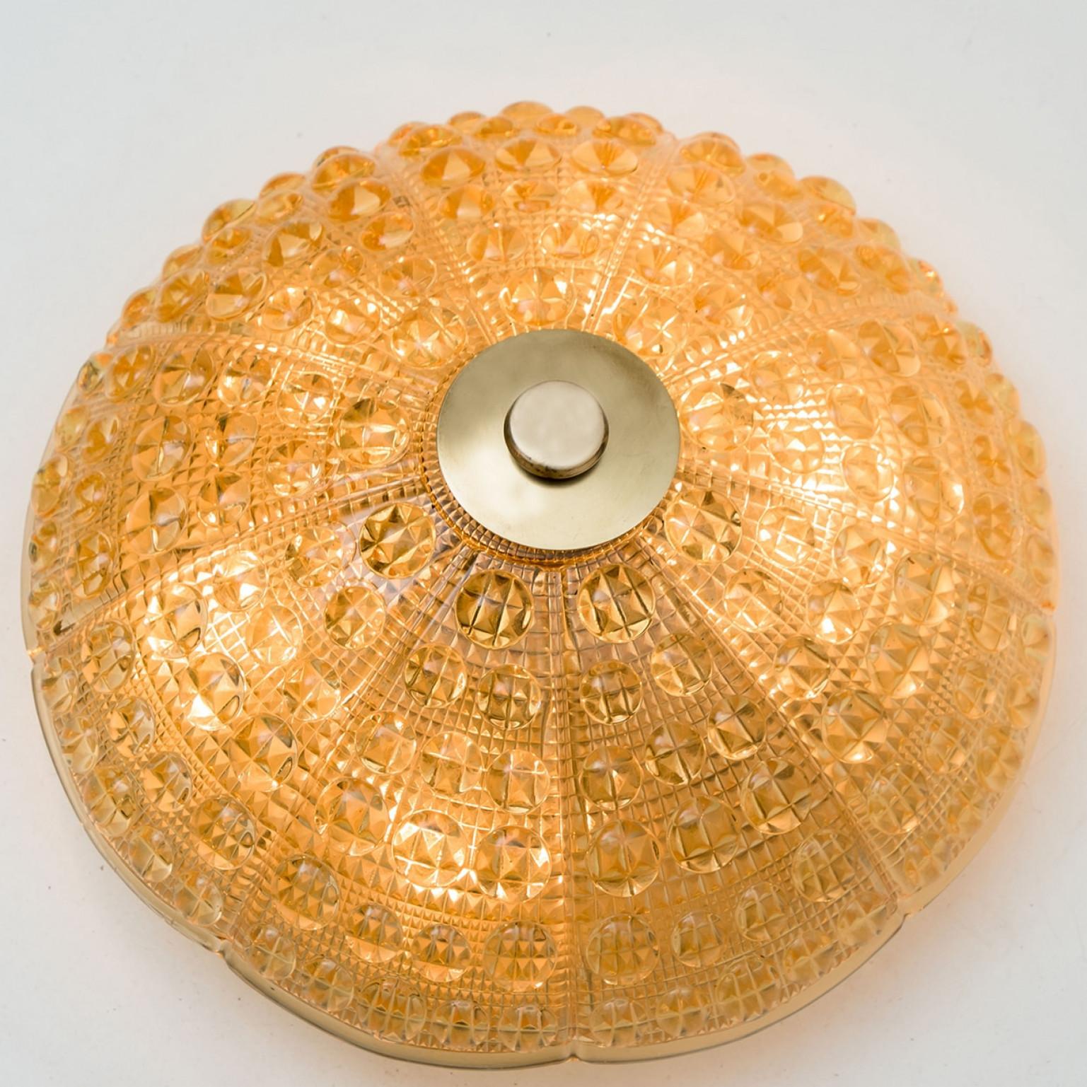 1 des 2 plafonniers en laiton doré en verre ambré Fagerlund, années 1960 en vente 2