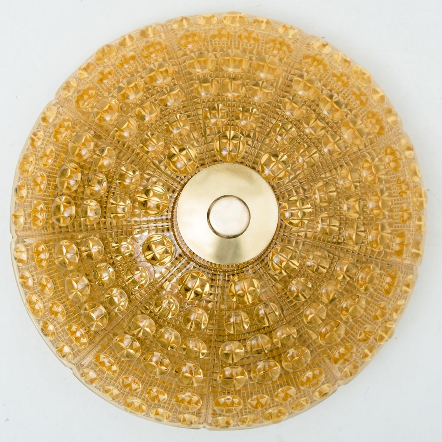 1 des 2 plafonniers en laiton doré en verre ambré Fagerlund, années 1960 en vente 3