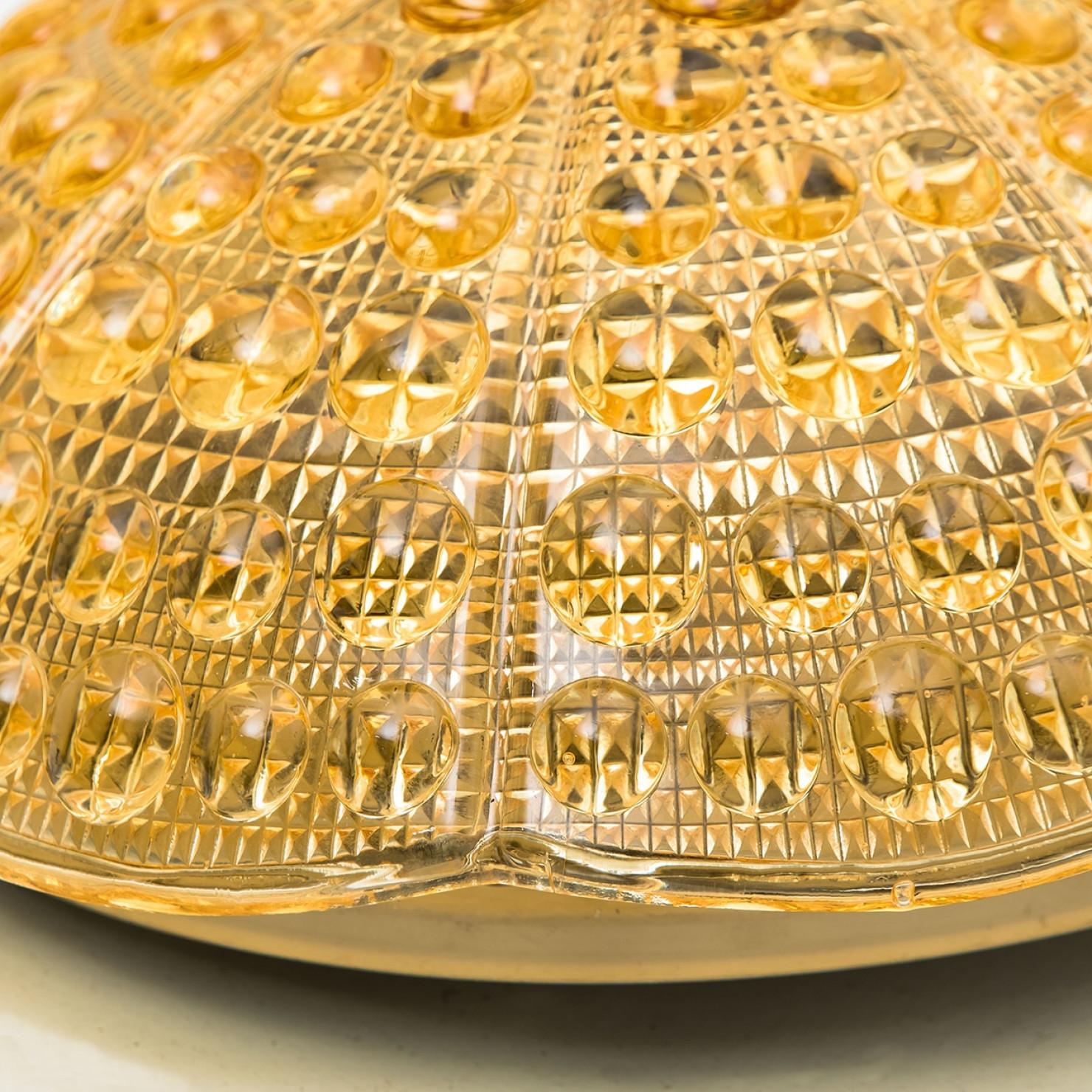 1 des 2 plafonniers en laiton doré en verre ambré Fagerlund, années 1960 en vente 4