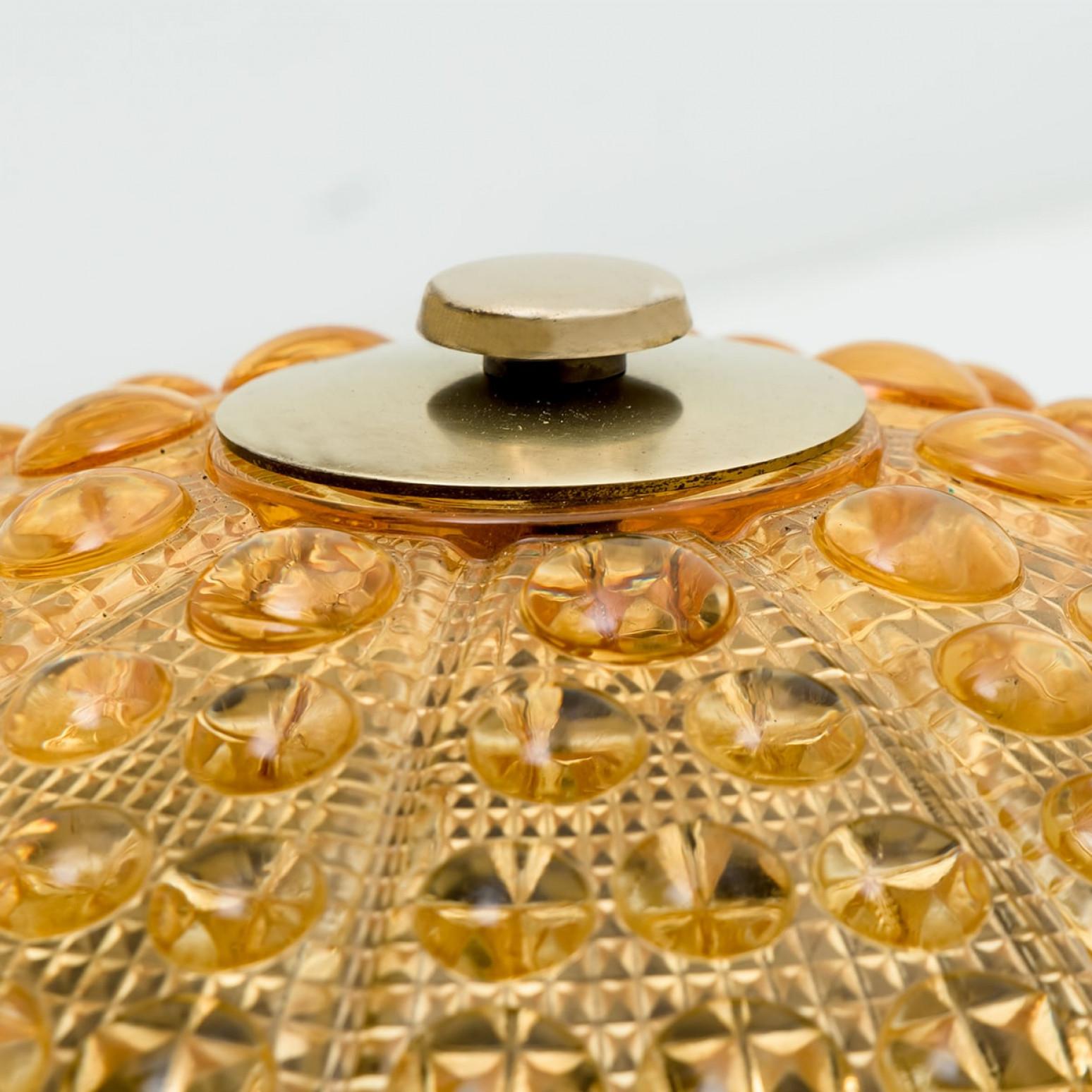 1 des 2 plafonniers en laiton doré en verre ambré Fagerlund, années 1960 en vente 5