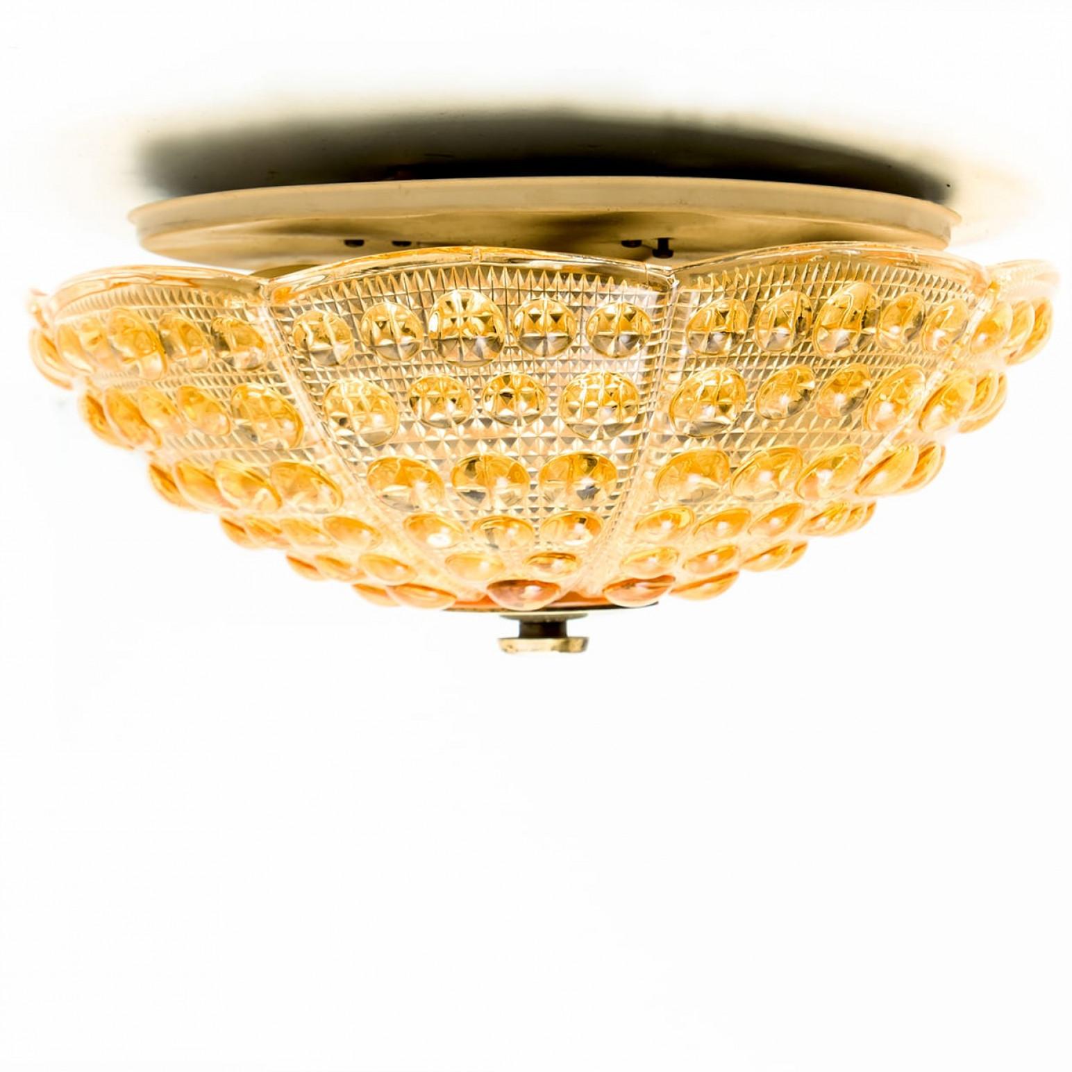1 des 2 plafonniers en laiton doré en verre ambré Fagerlund, années 1960 en vente 6