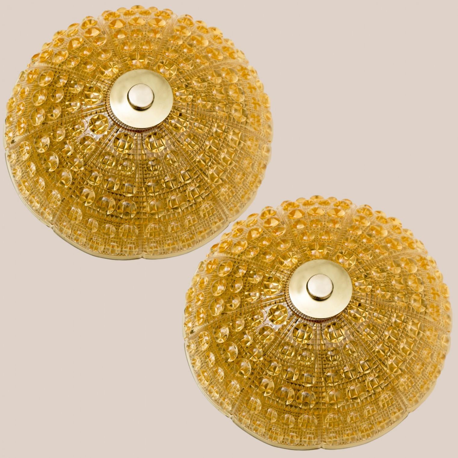 1 des 2 plafonniers en laiton doré en verre ambré Fagerlund, années 1960 en vente 9