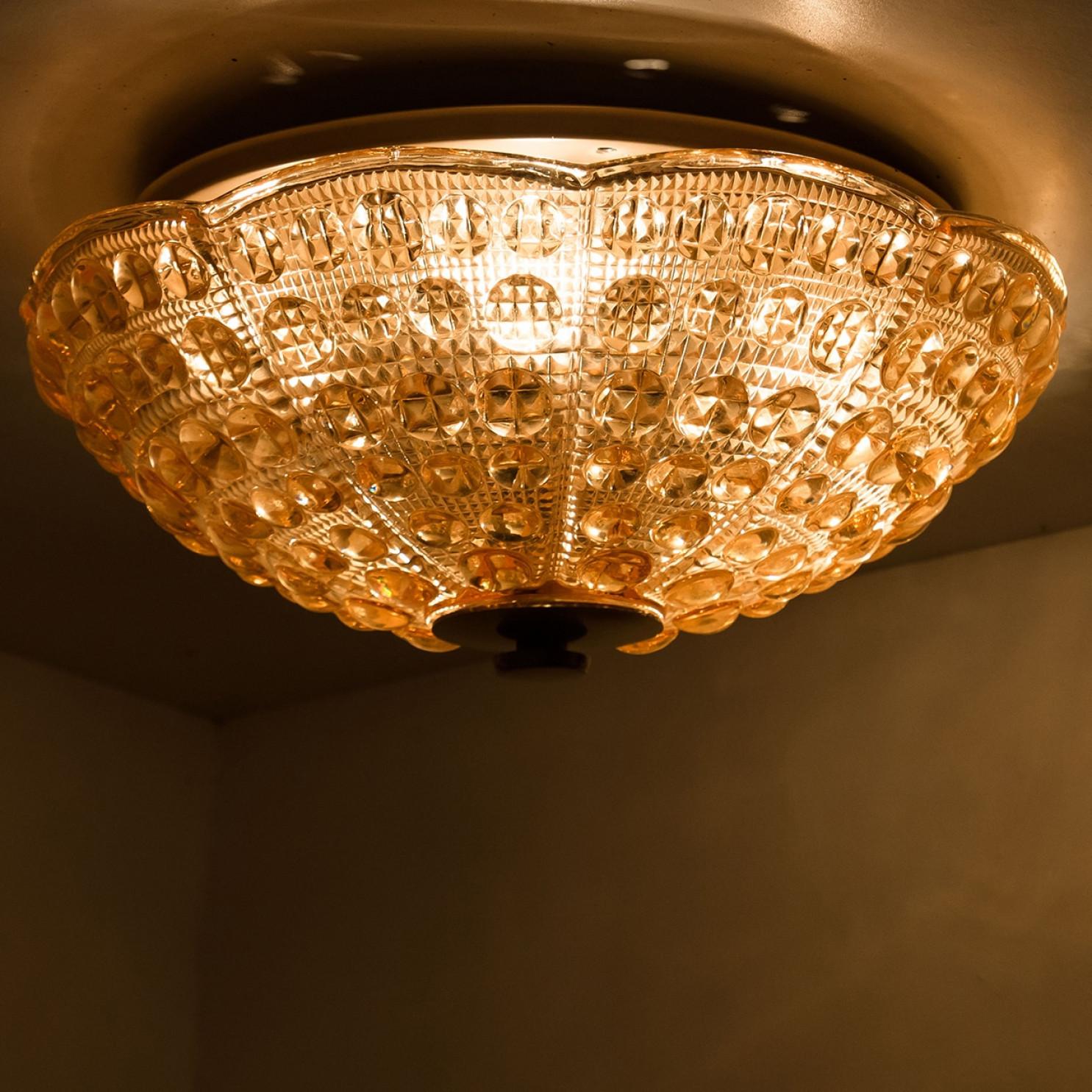 Suédois 1 des 2 plafonniers en laiton doré en verre ambré Fagerlund, années 1960 en vente
