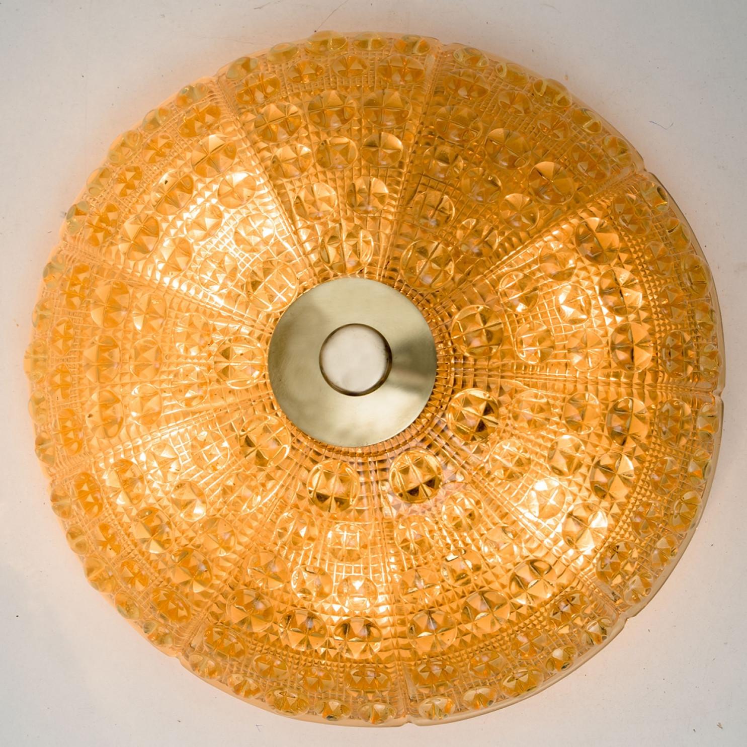 Laiton 1 des 2 plafonniers en laiton doré en verre ambré Fagerlund, années 1960 en vente