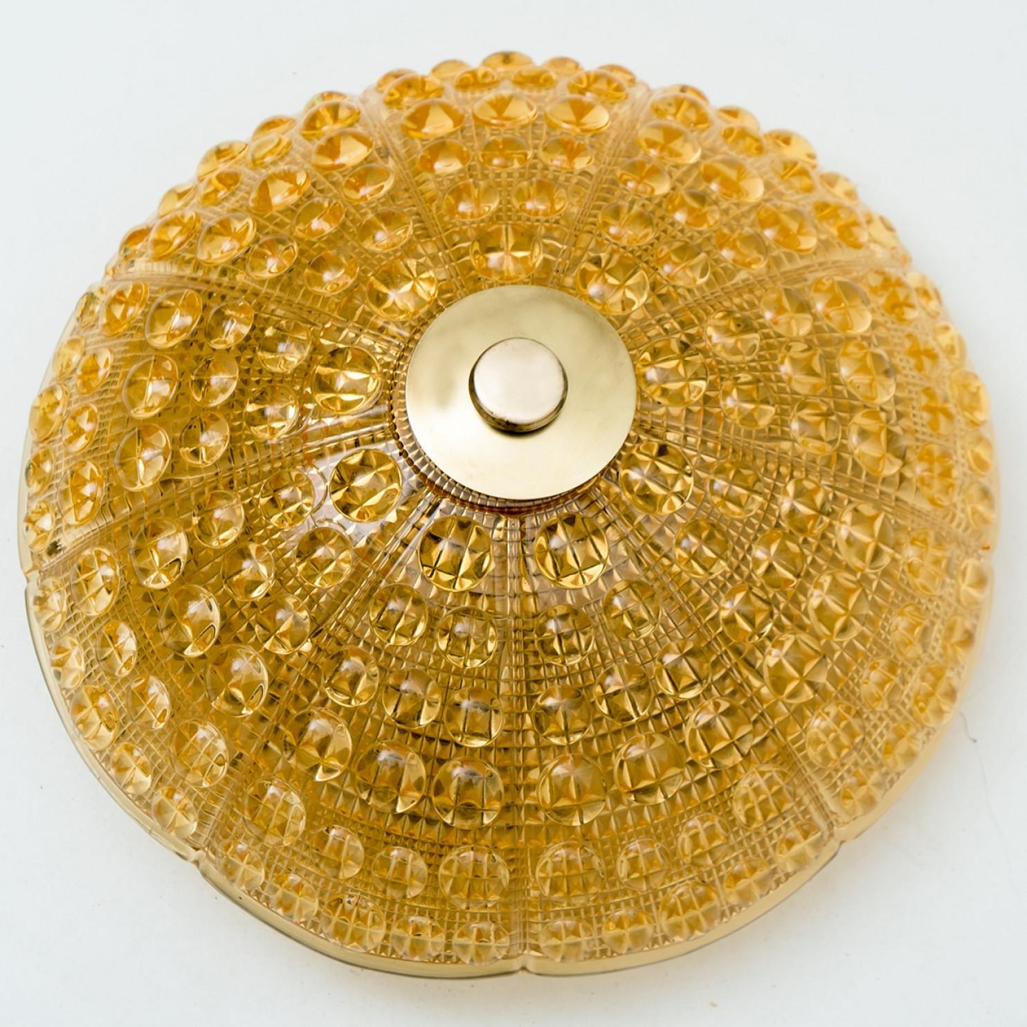 1 des 2 plafonniers en laiton doré en verre ambré Fagerlund, années 1960 en vente 1