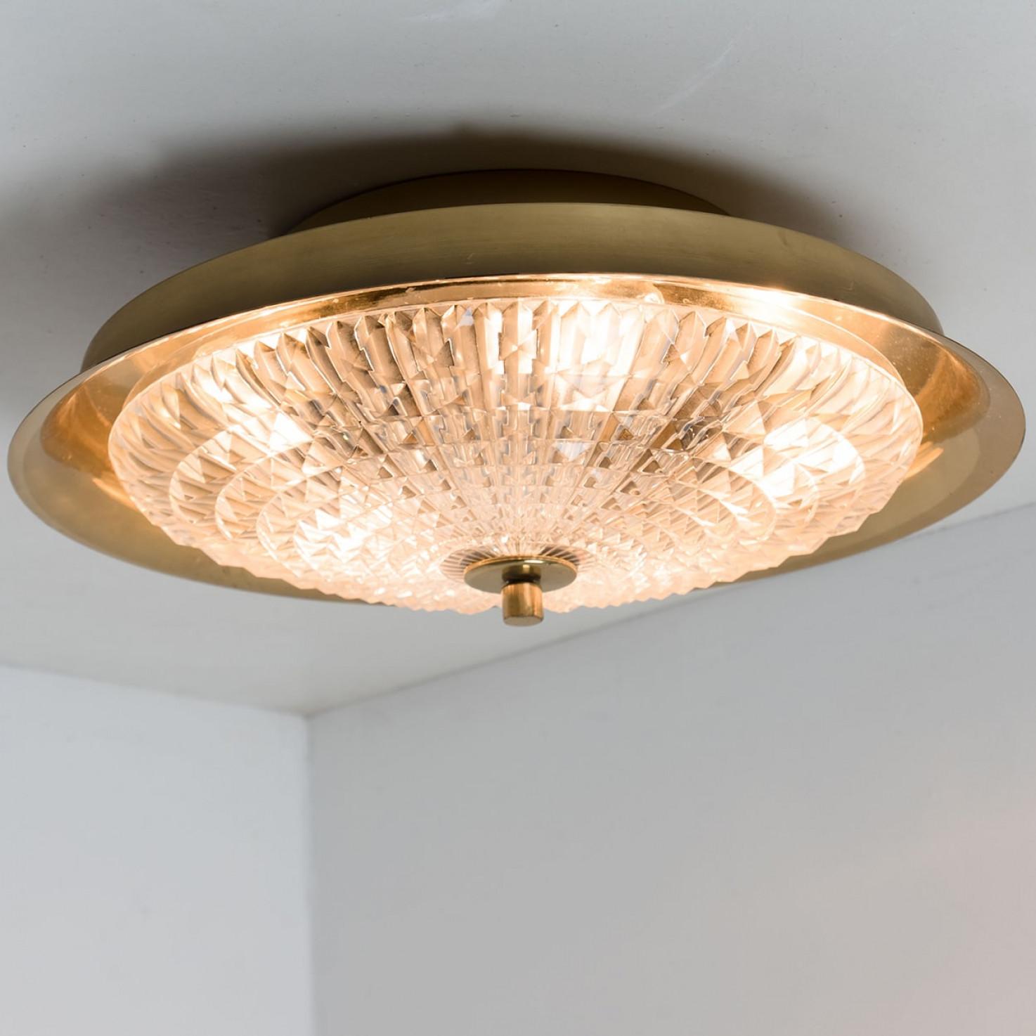 1 de las 2 lámparas empotradas o de pared de latón dorado y cristal transparente, Fagerlund, años 60 en venta 2