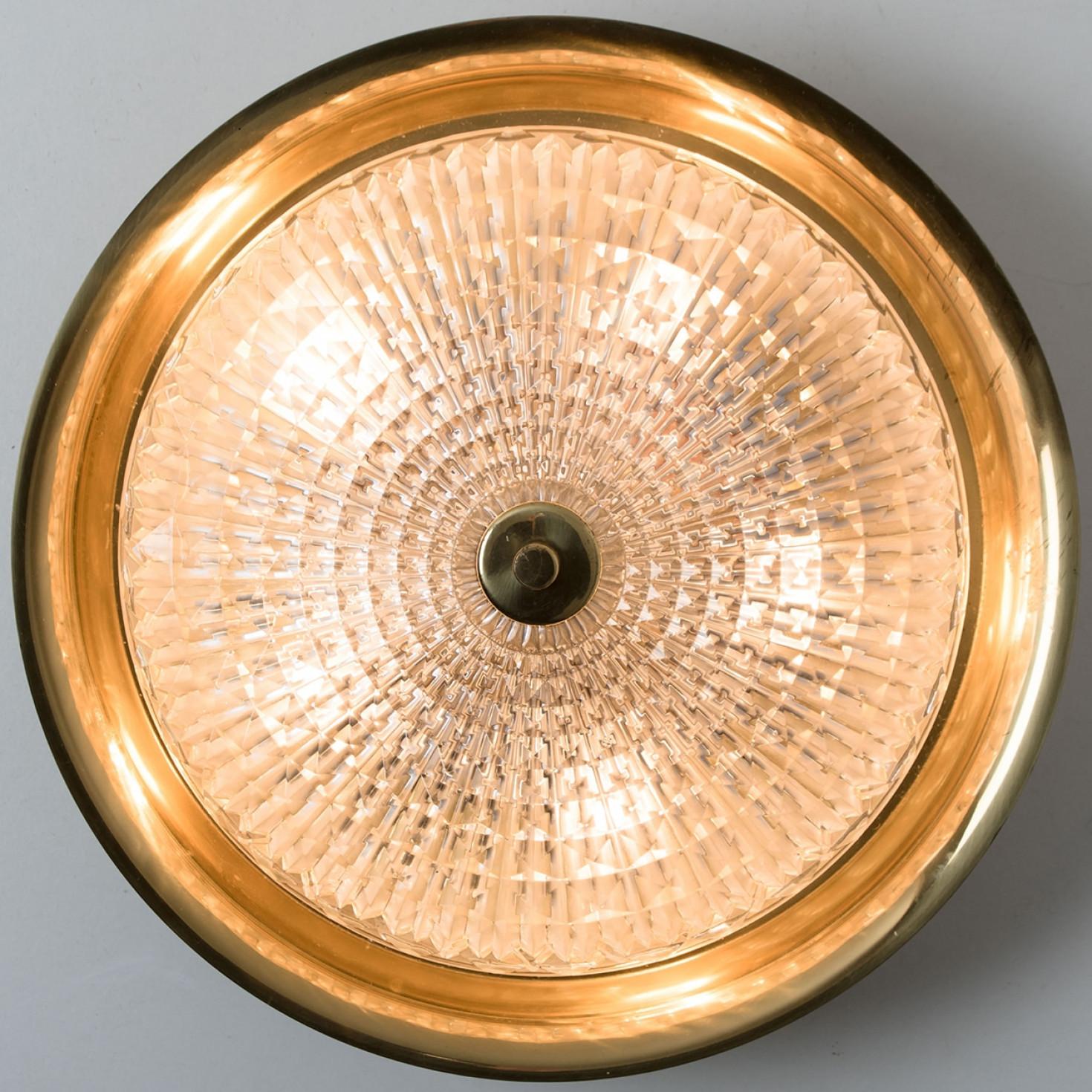 1 de las 2 lámparas empotradas o de pared de latón dorado y cristal transparente, Fagerlund, años 60 en venta 3