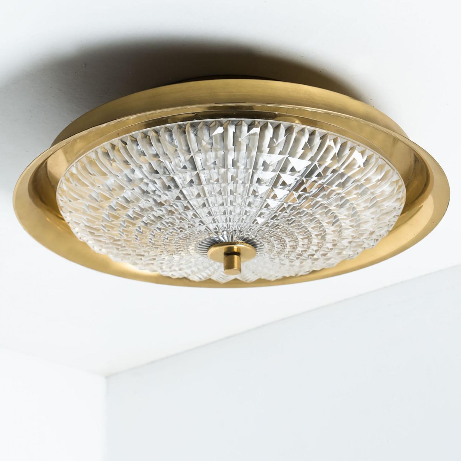 1 de las 2 lámparas empotradas o de pared de latón dorado y cristal transparente, Fagerlund, años 60 en venta 4