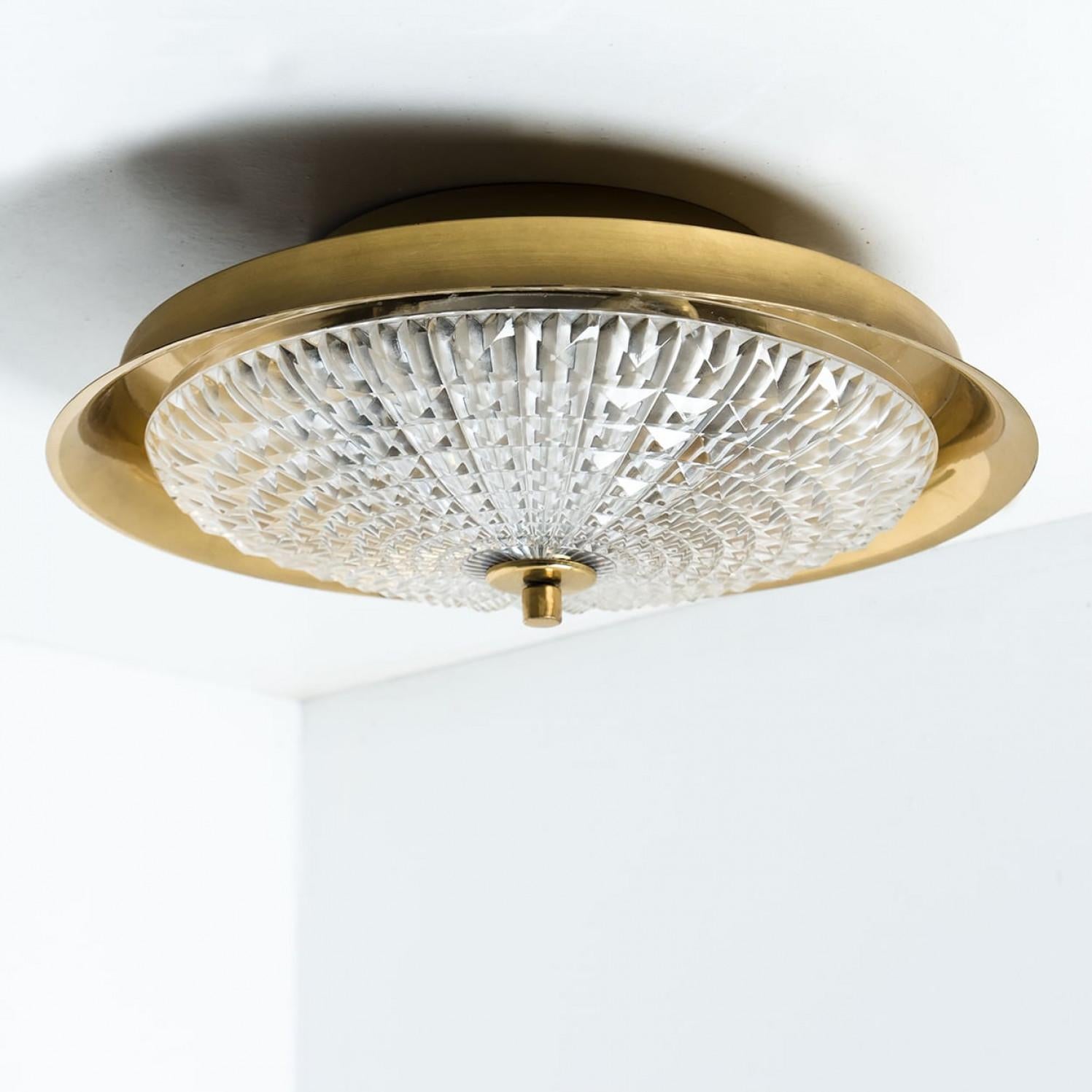 1 de las 2 lámparas empotradas o de pared de latón dorado y cristal transparente, Fagerlund, años 60 en venta 5