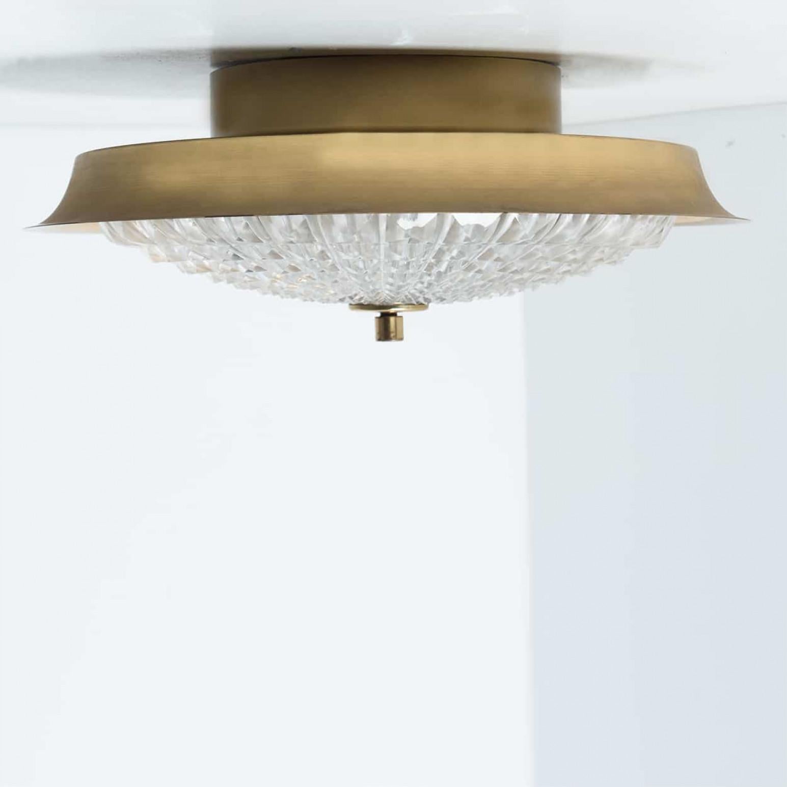 1 de las 2 lámparas empotradas o de pared de latón dorado y cristal transparente, Fagerlund, años 60 en venta 6
