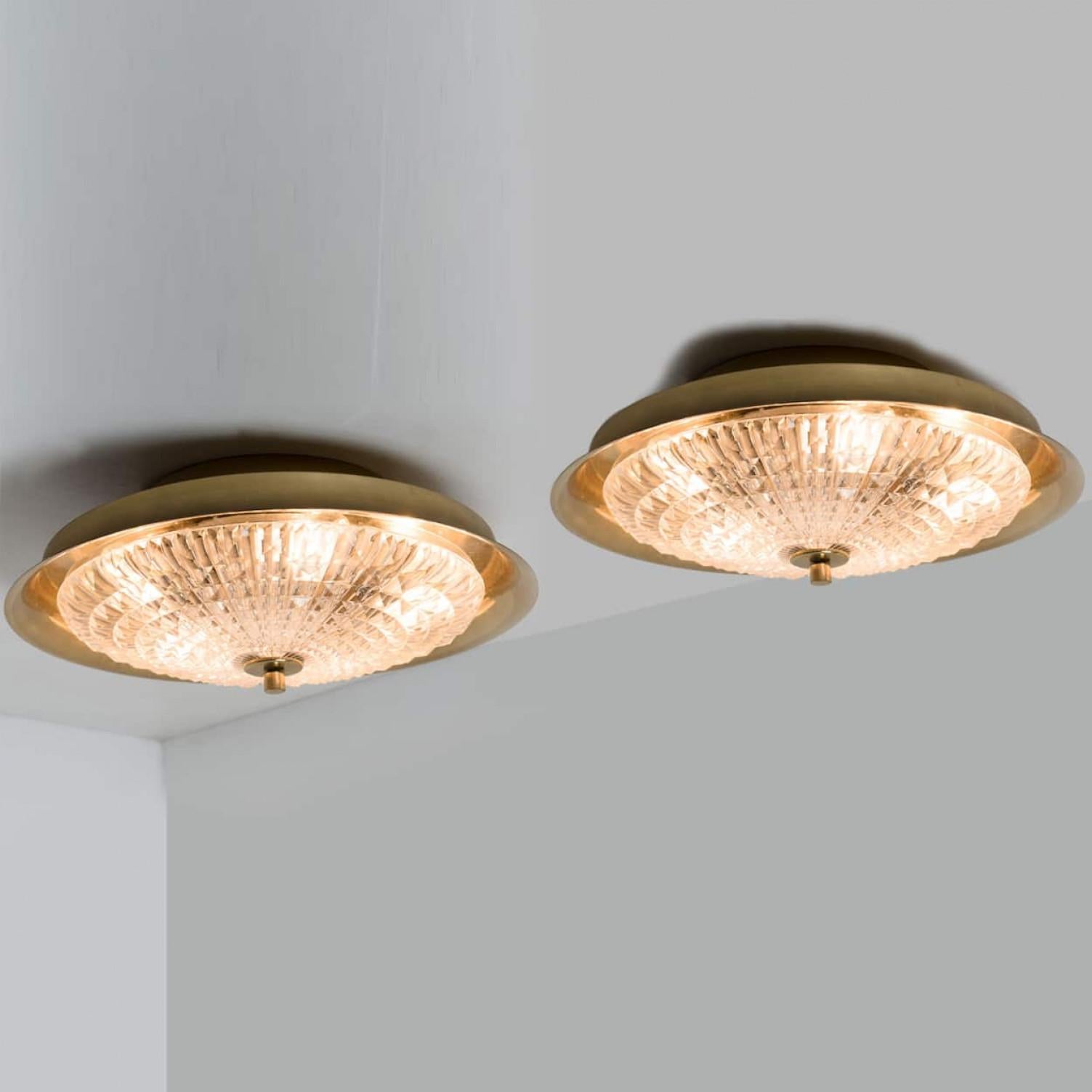 1 de las 2 lámparas empotradas o de pared de latón dorado y cristal transparente, Fagerlund, años 60 en venta 7