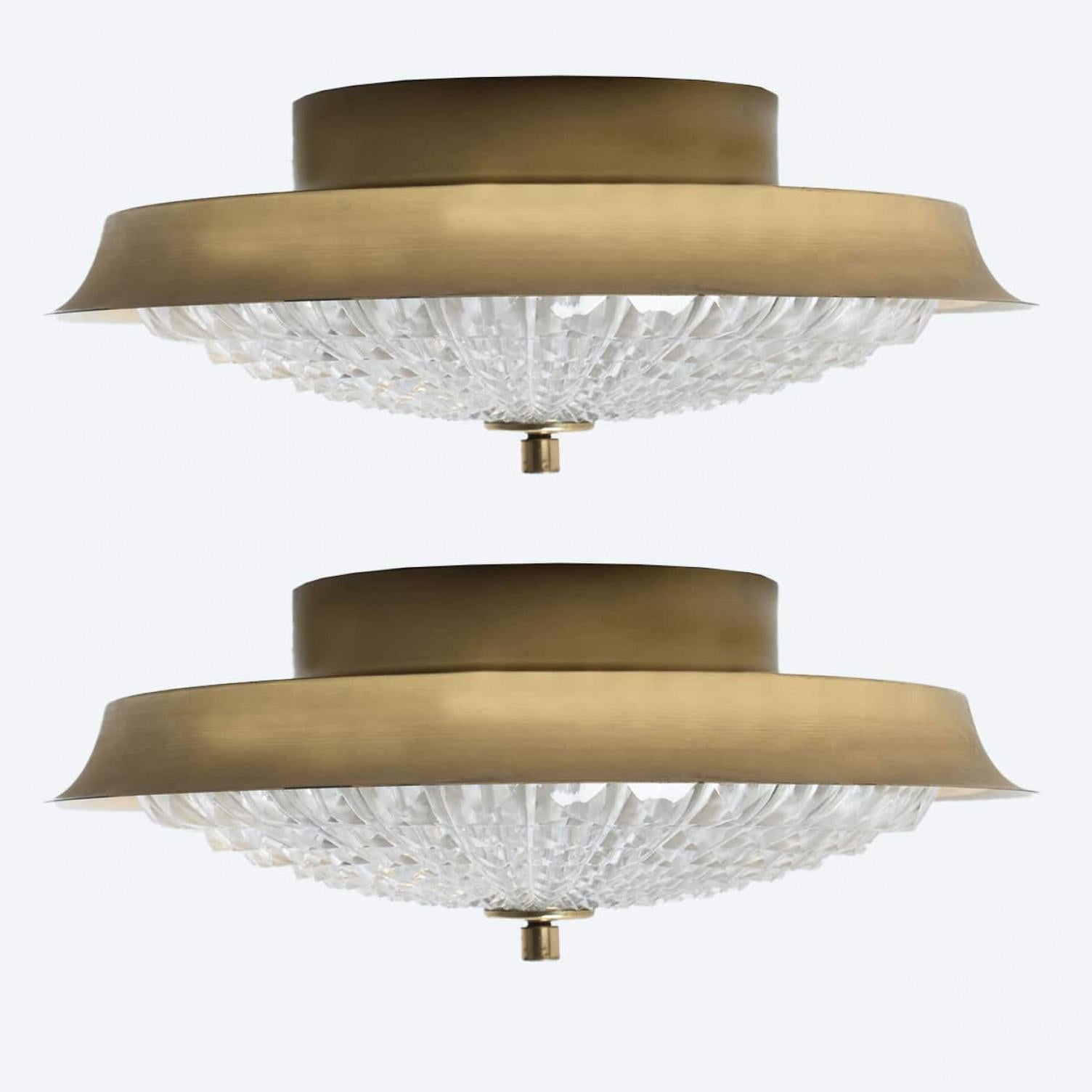 1 de las 2 lámparas empotradas o de pared de latón dorado y cristal transparente, Fagerlund, años 60 en venta 8