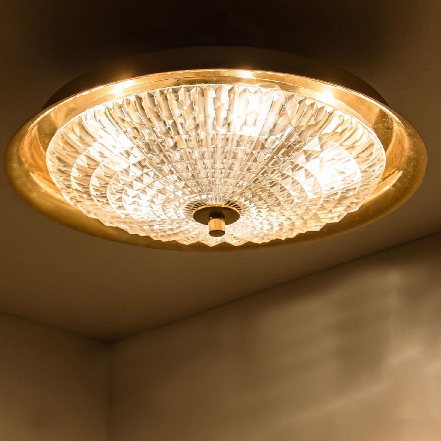 1 de las 2 lámparas empotradas o de pared de latón dorado y cristal transparente, Fagerlund, años 60 Moderno de mediados de siglo en venta
