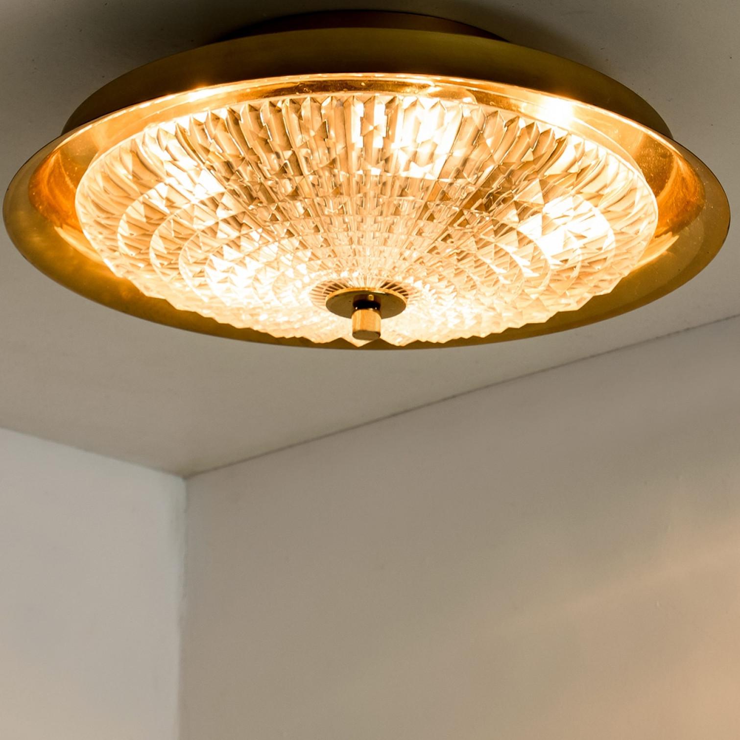 1 de las 2 lámparas empotradas o de pared de latón dorado y cristal transparente, Fagerlund, años 60 en Bueno estado para la venta en Rijssen, NL