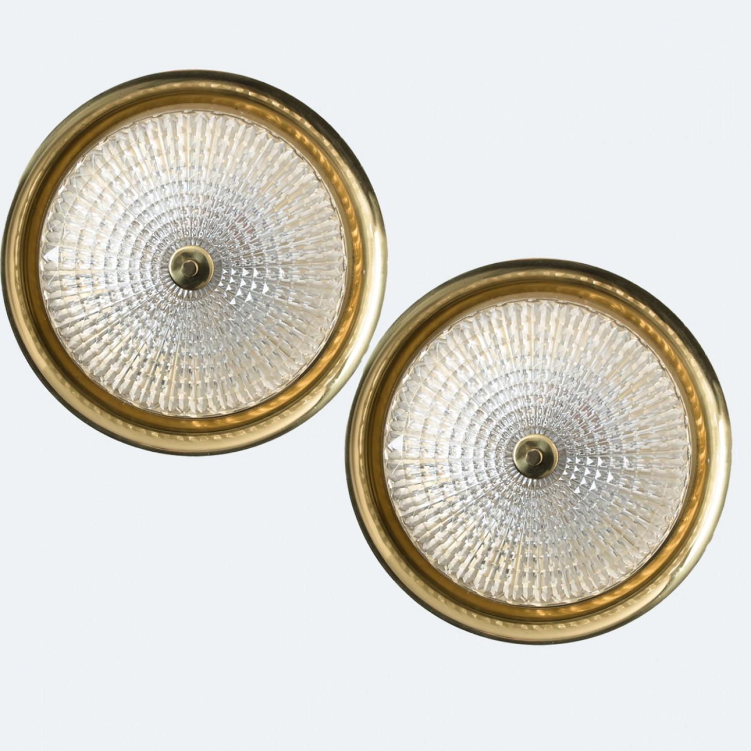 1 de las 2 lámparas empotradas o de pared de latón dorado y cristal transparente, Fagerlund, años 60 siglo XX en venta