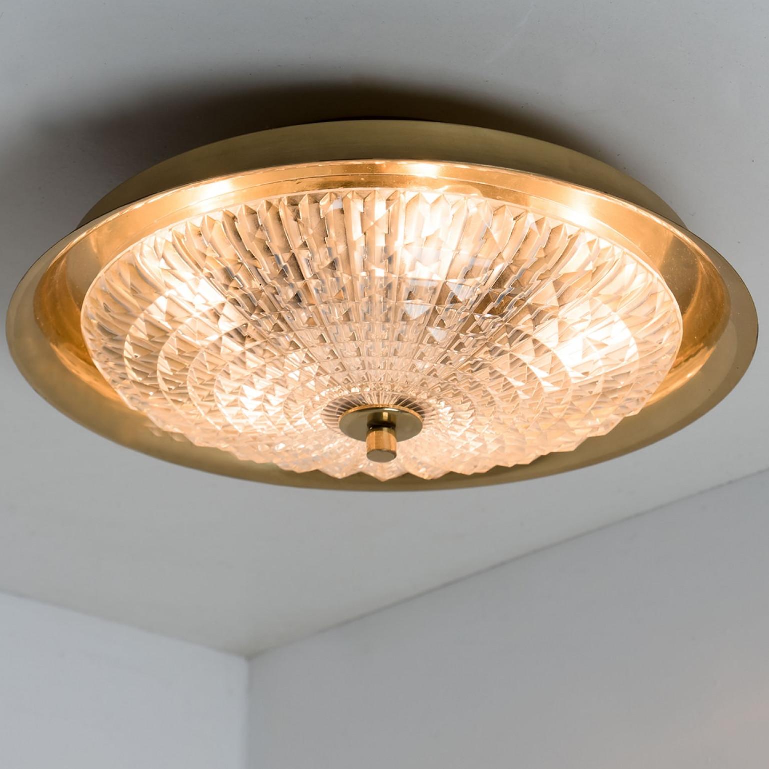 1 de las 2 lámparas empotradas o de pared de latón dorado y cristal transparente, Fagerlund, años 60 en venta 1
