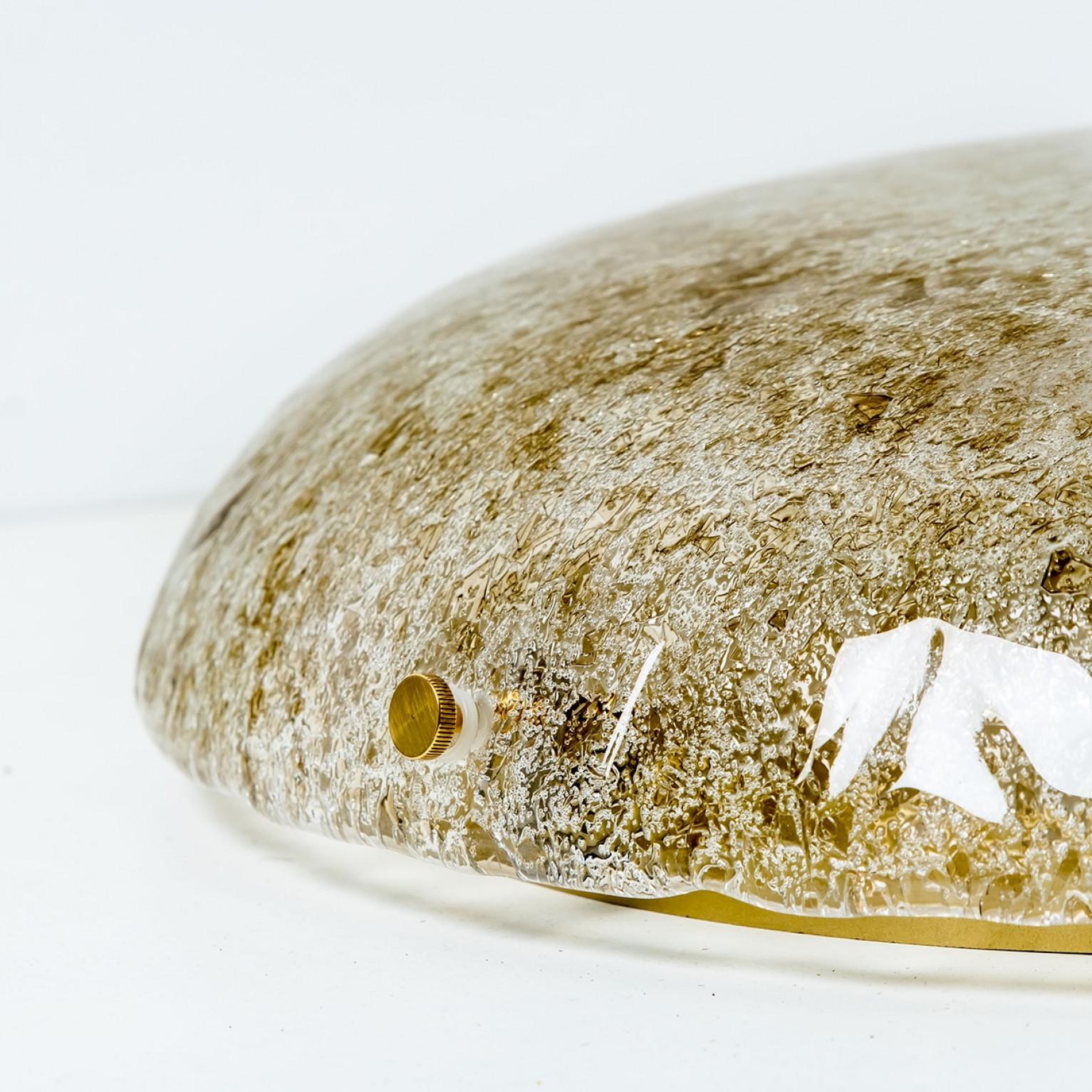 Mid-Century Modern 1 des 2 Monture affleurante en verre texturé et Brown doré par Hillebrand - années 1960 en vente