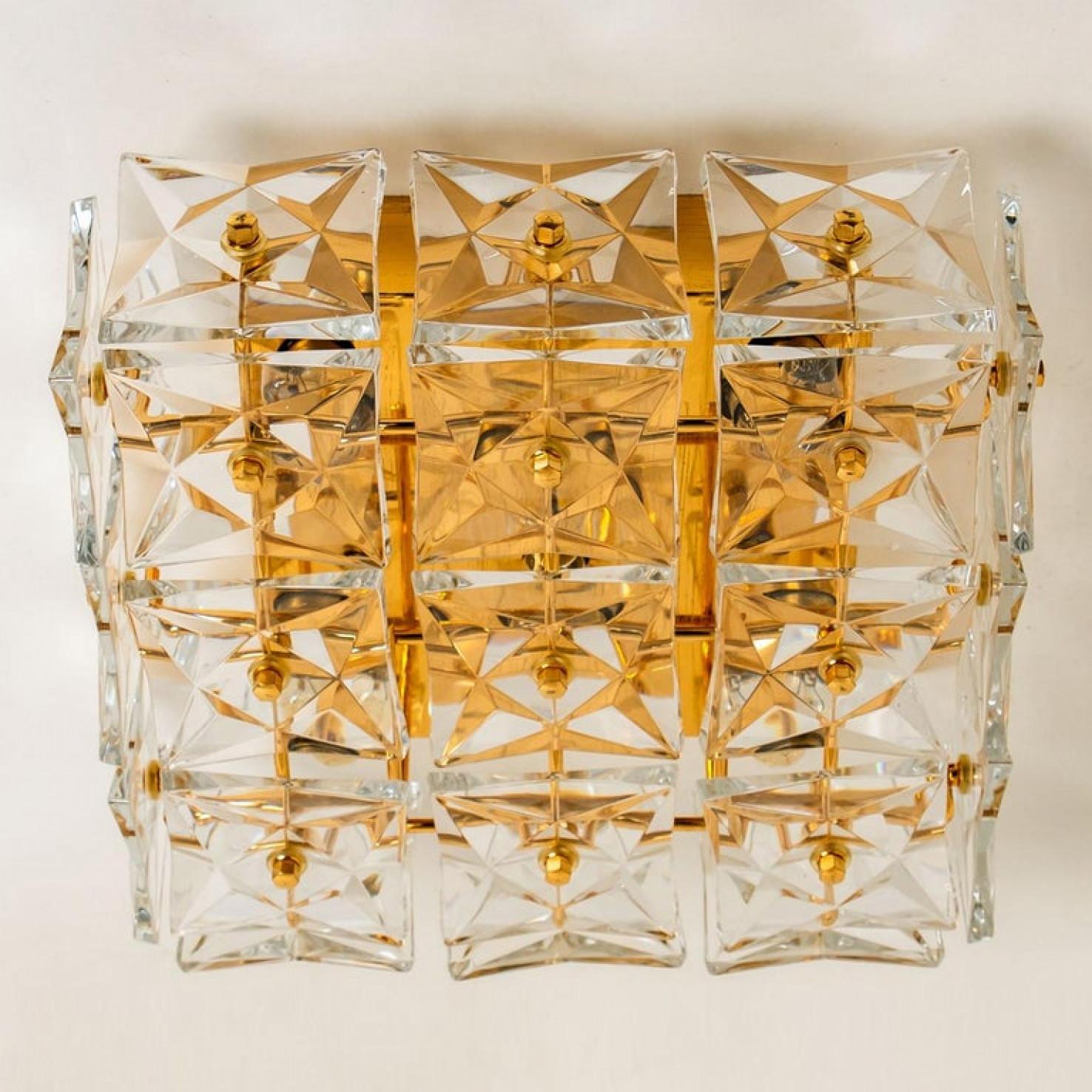 1 de los 2 apliques o empotrables de cristal dorado Kinkeldey de los años 70 Facetado en venta