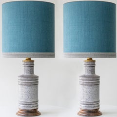 1 delle 2 lampade Wood in ceramica grigia stile Bitossi, paralumi in seta di R. Houben