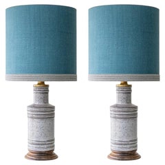 1 delle 2 lampade Wood in ceramica grigia stile Bitossi, paralumi in seta di R. Houben