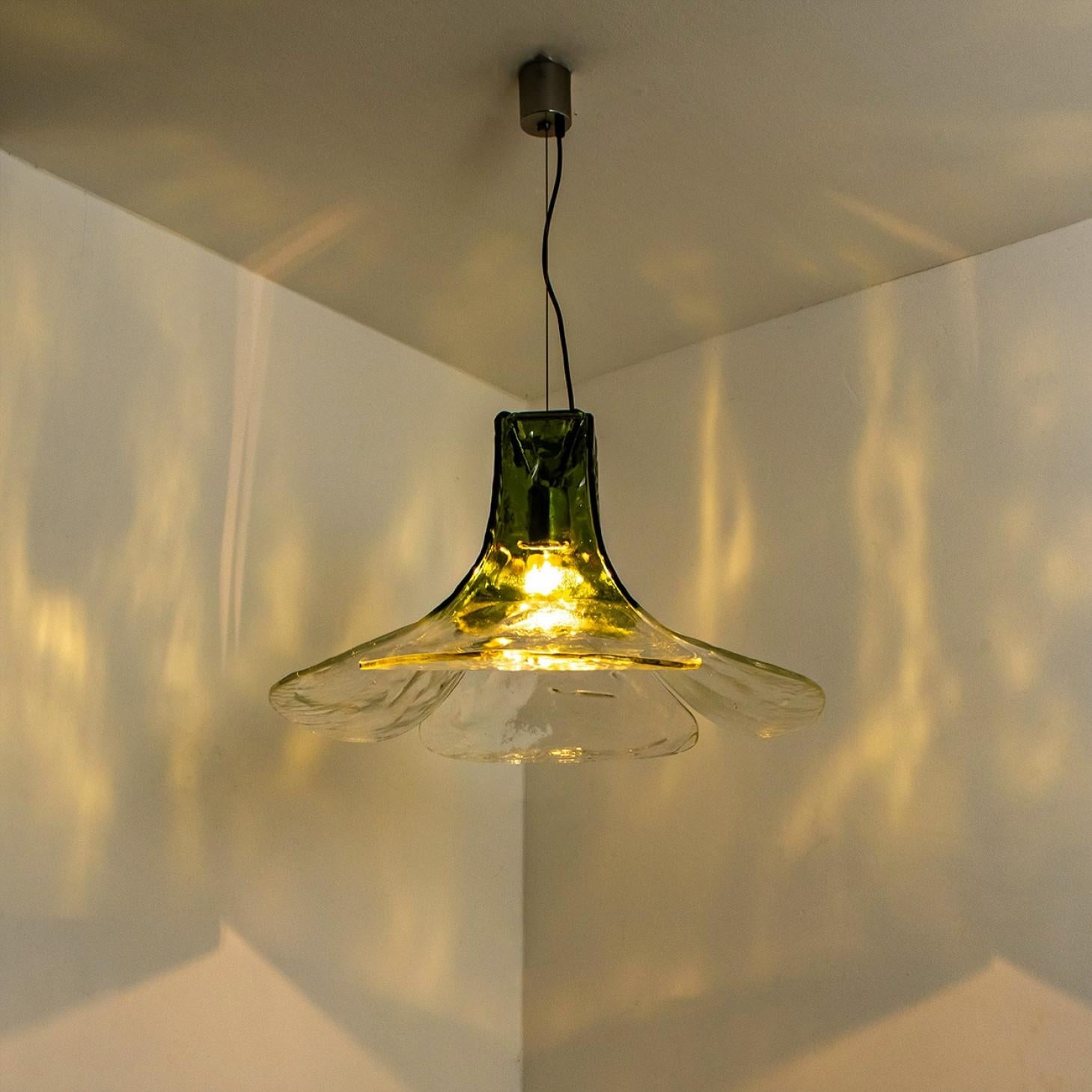 1 of the 2 Green and Clear Glass Pendant Lamp by Carlo Nason for Mazzega, 1960 For Sale 4