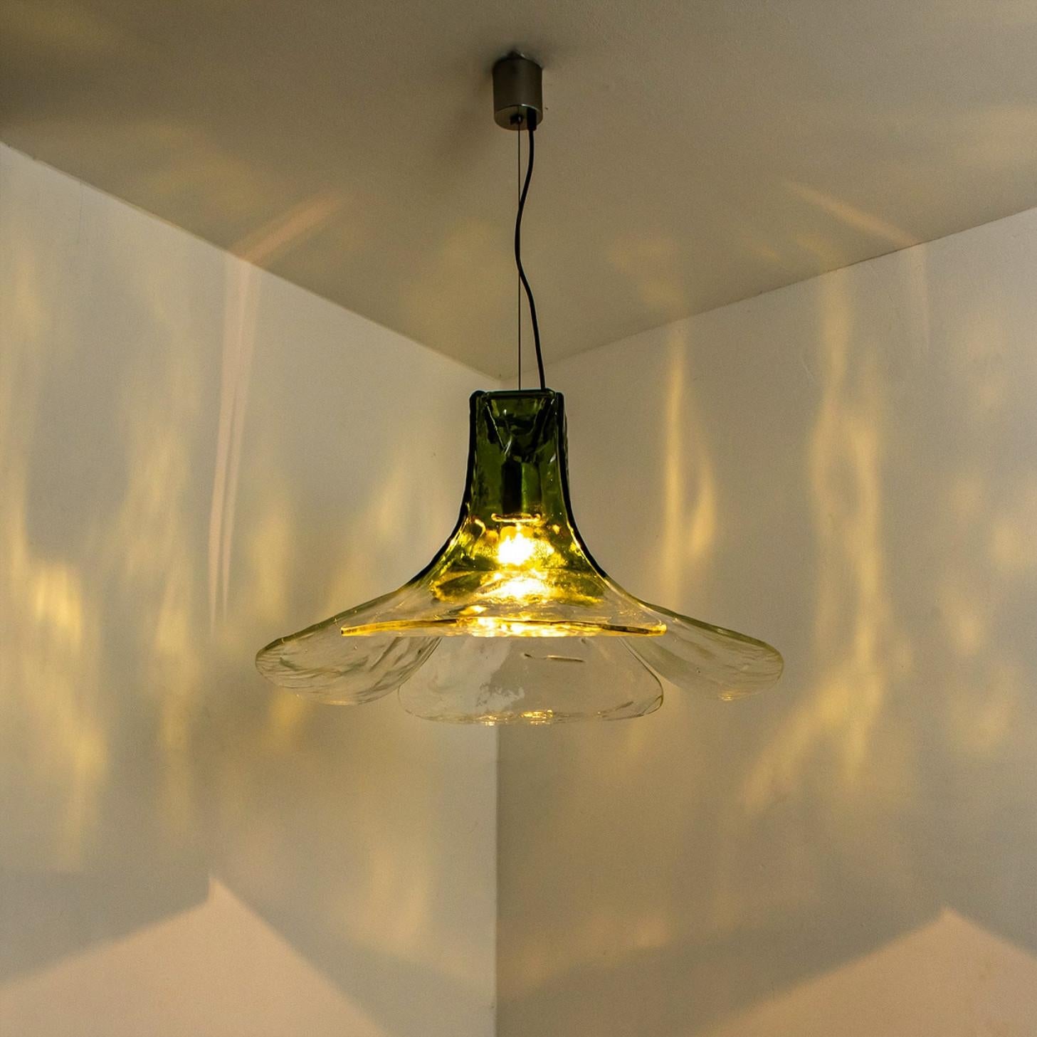 1 delle 2 lampade a sospensione in vetro verde e trasparente di Carlo Nason per Mazzega, 1960 in vendita 4