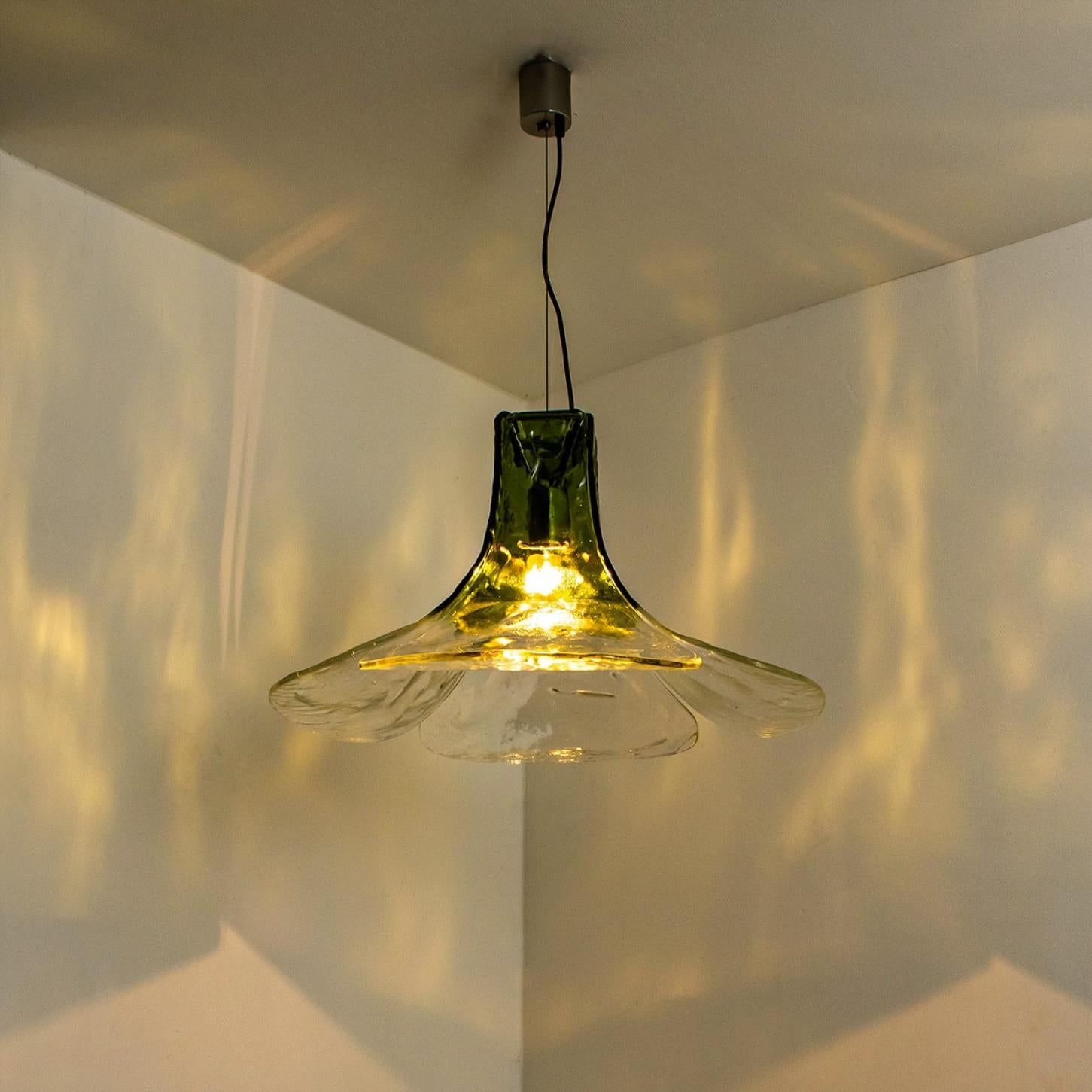 1 of the 2 Green and Clear Glass Pendant Lamp by Carlo Nason for Mazzega, 1960 en vente 4