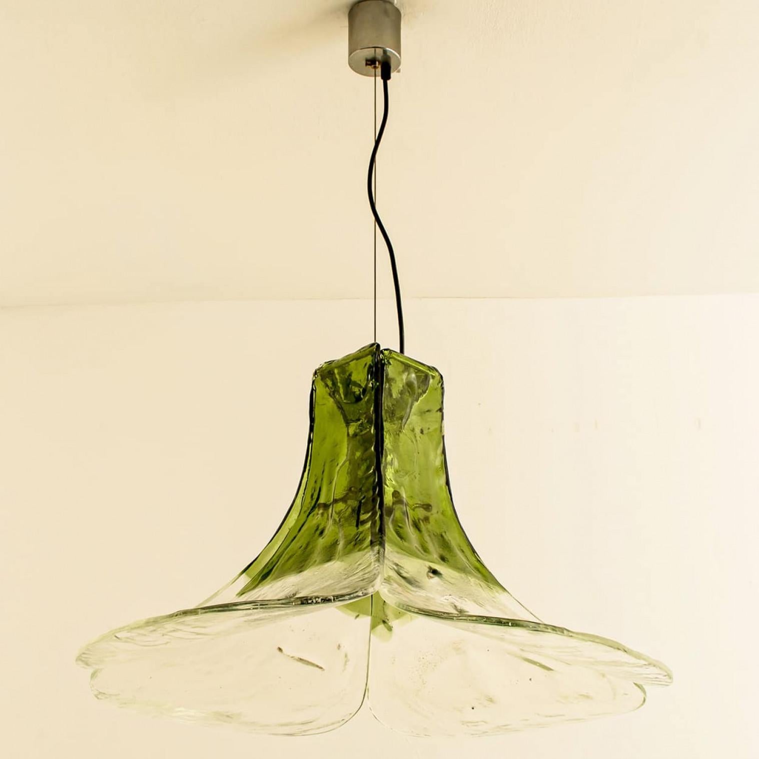 1 of the 2 Green and Clear Glass Pendant Lamp by Carlo Nason for Mazzega, 1960 en vente 10