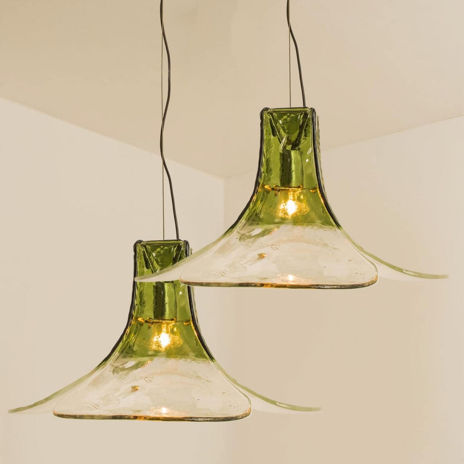 1 of the 2 pendant lamps by Carlo Nason for Mazzega.
Four crystal clear and purple leaves compose this beautiful handmade piece of thick Murano glass.

Please notice the price is for 1 piece. 2 pieces available.

In excellent vintage condition.
