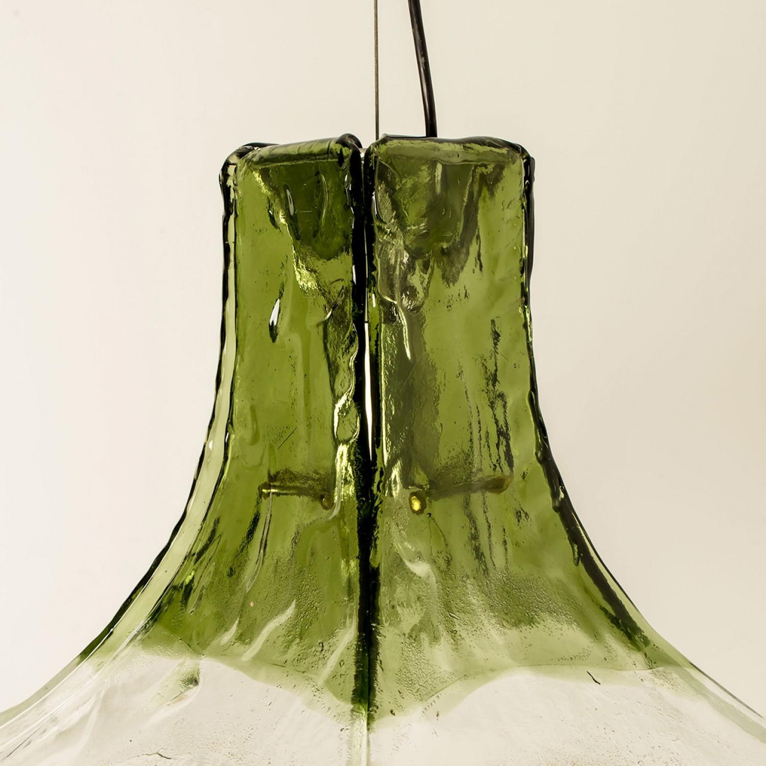 1 de las 2 Lámpara colgante de cristal verde y transparente de Carlo Nason para Mazzega, 1960 en Bueno estado para la venta en Rijssen, NL