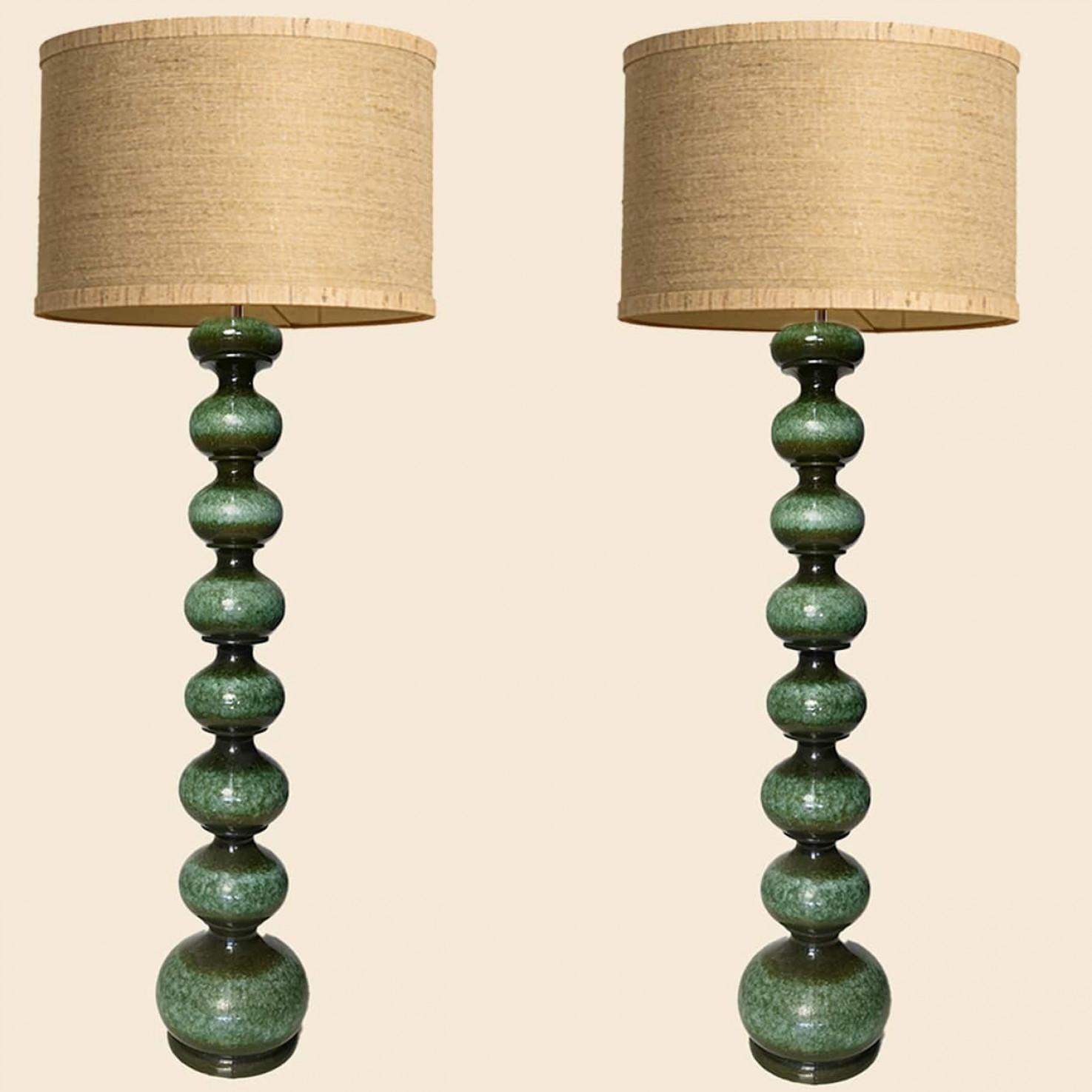 Eccezionale lampada da terra a bolle di ceramica di Kaiser, Europa, Germania, anni '60.

Bellissimo pezzo scultoreo realizzato a mano in ceramica nei ricchi toni del verde smaltato.

Con il nuovo paralume speciale in seta su misura con tessuto