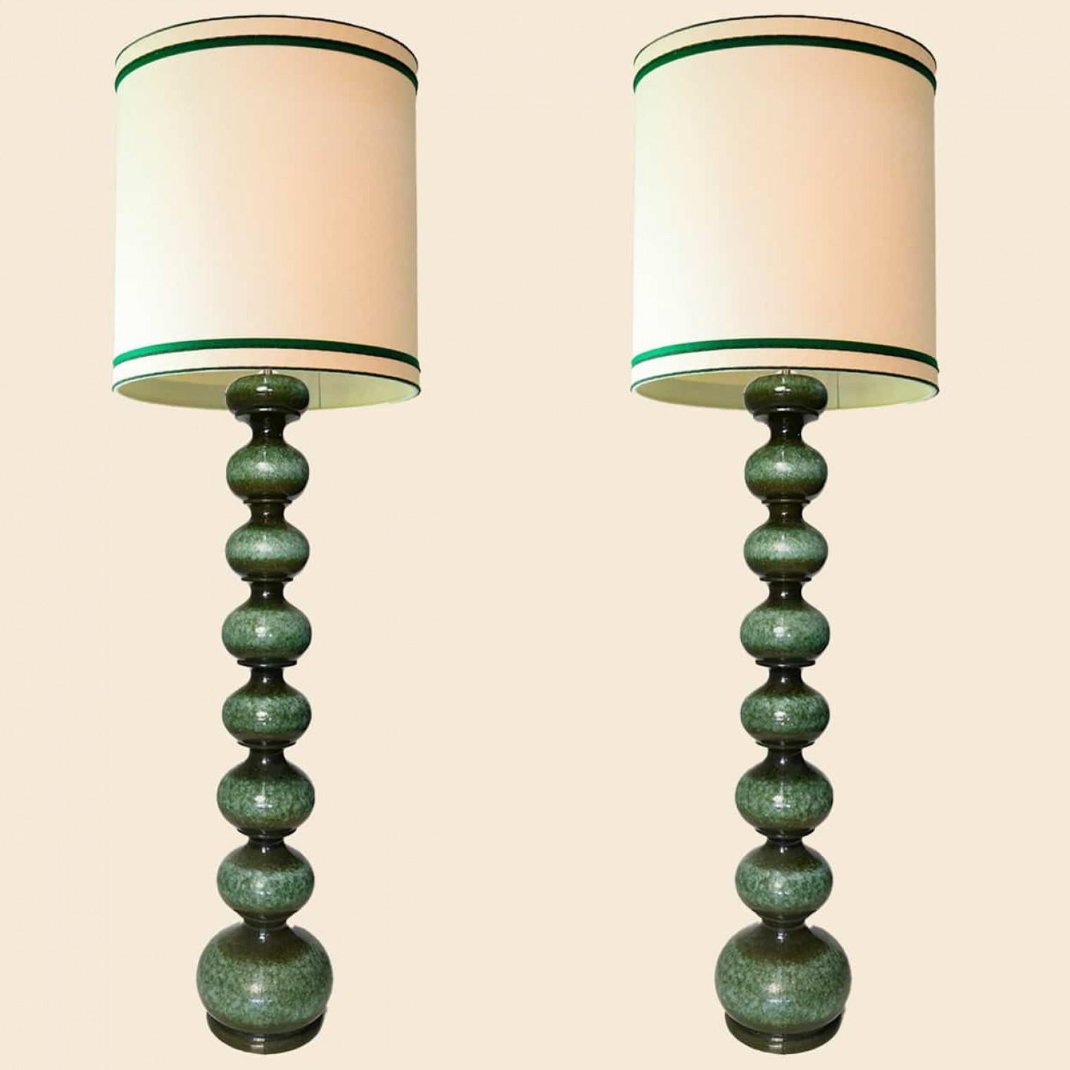 1 delle 2 lampade da terra in ceramica verde con paralume nuovo, Kaiser in vendita 1