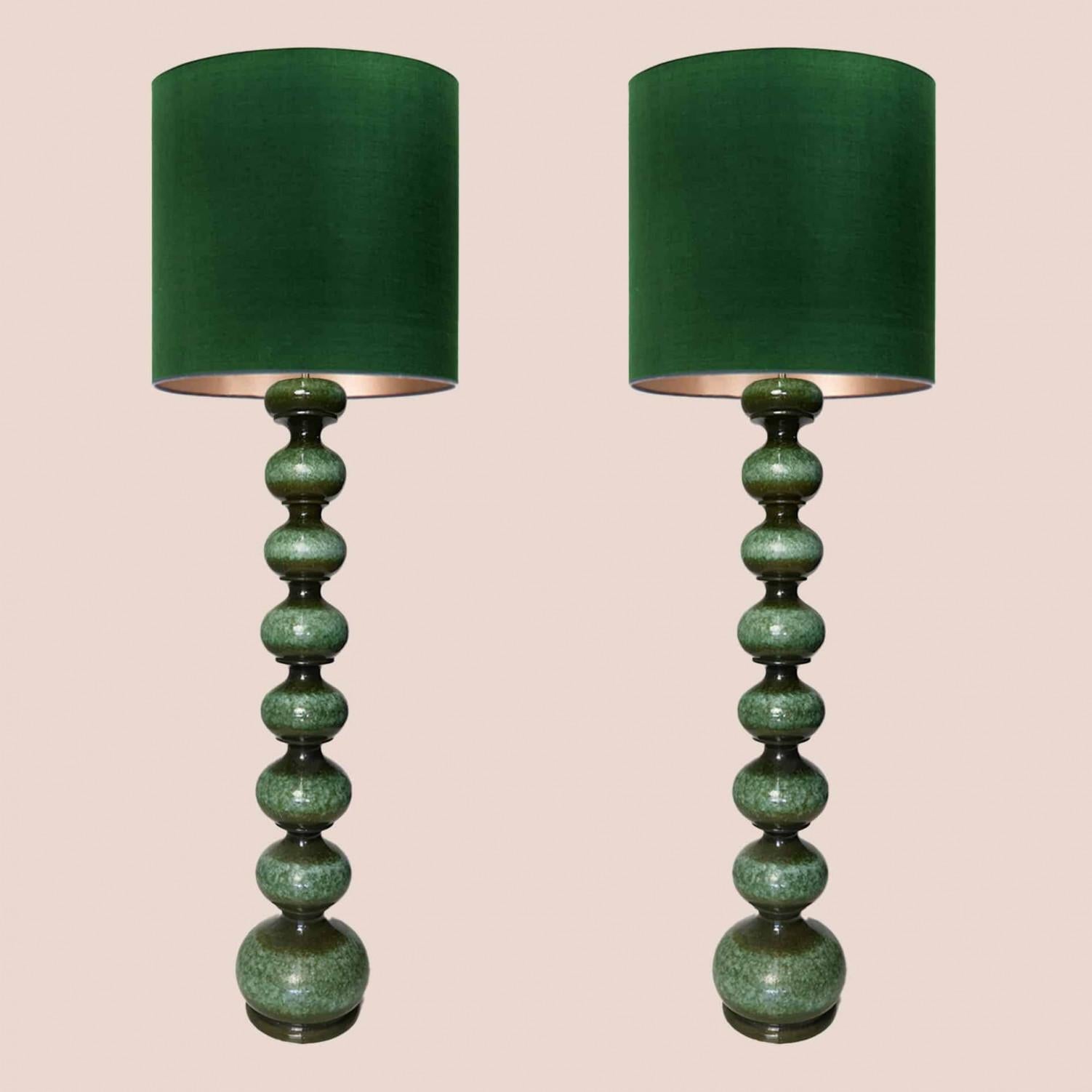 Excepcional lámpara de pie burbuja de cerámica de Kaiser, Europa, Alemania, años 60.

Hermosa pieza escultórica de cerámica hecha a mano en ricos tonos verdes esmaltados.

Con nueva pantalla especial de seda hecha a medida con tejido verde esmeralda