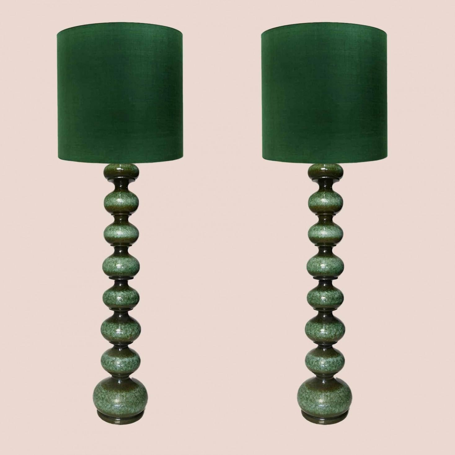 1 der 2 grünen Stehlampen aus Keramik mit New Silk Lampenschirm, Kaiser (Handgefertigt) im Angebot