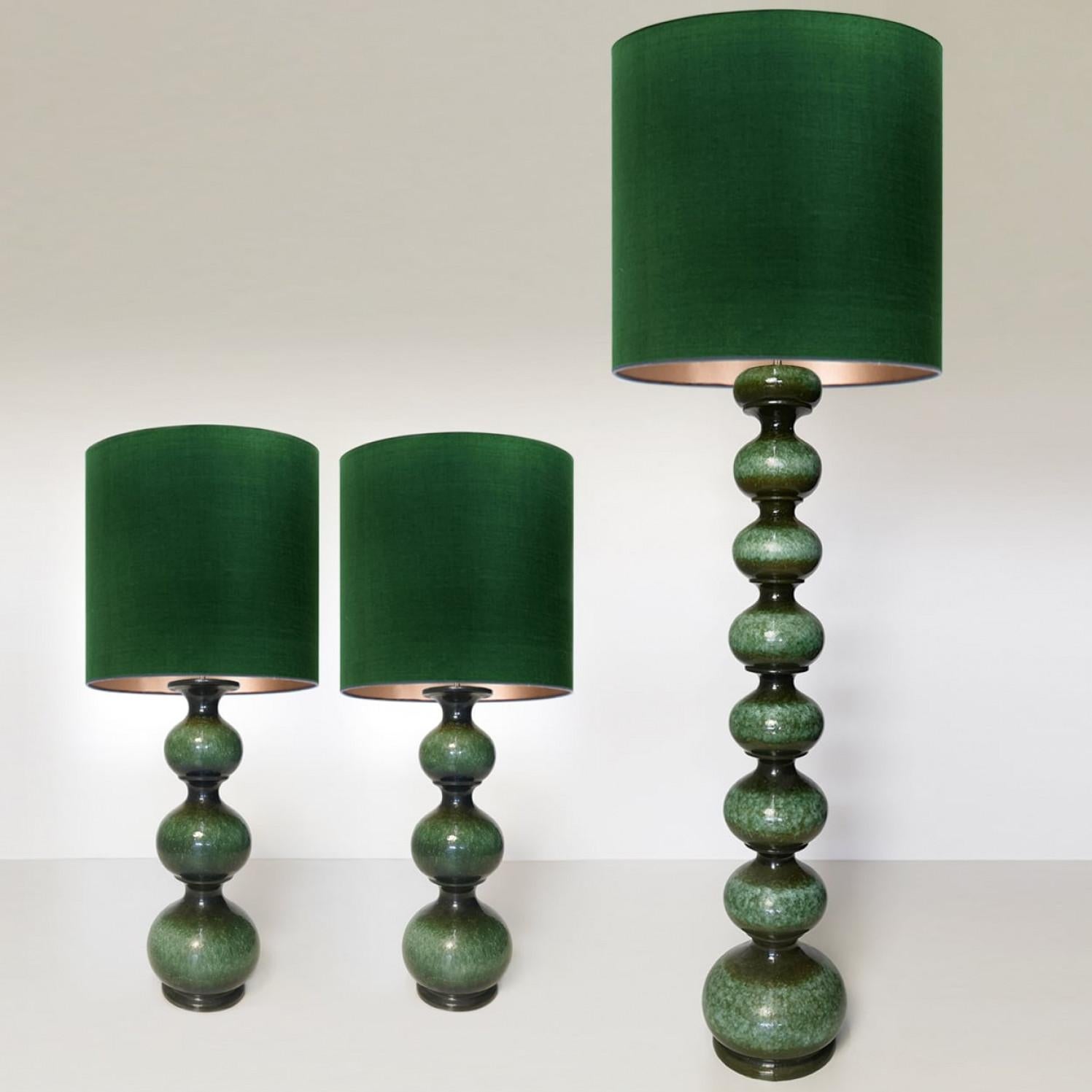 1 de las 2 Lámparas de pie de cerámica verde con pantalla de seda nueva, Kaiser Cerámico en venta
