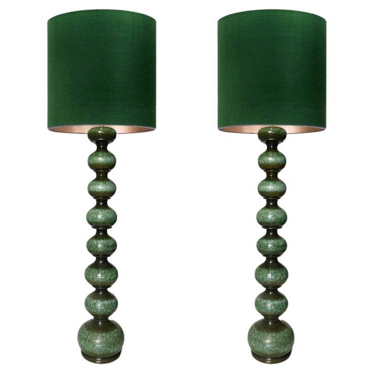1 delle 2 lampade da terra in ceramica verde con paralume in seta nuova, Kaiser