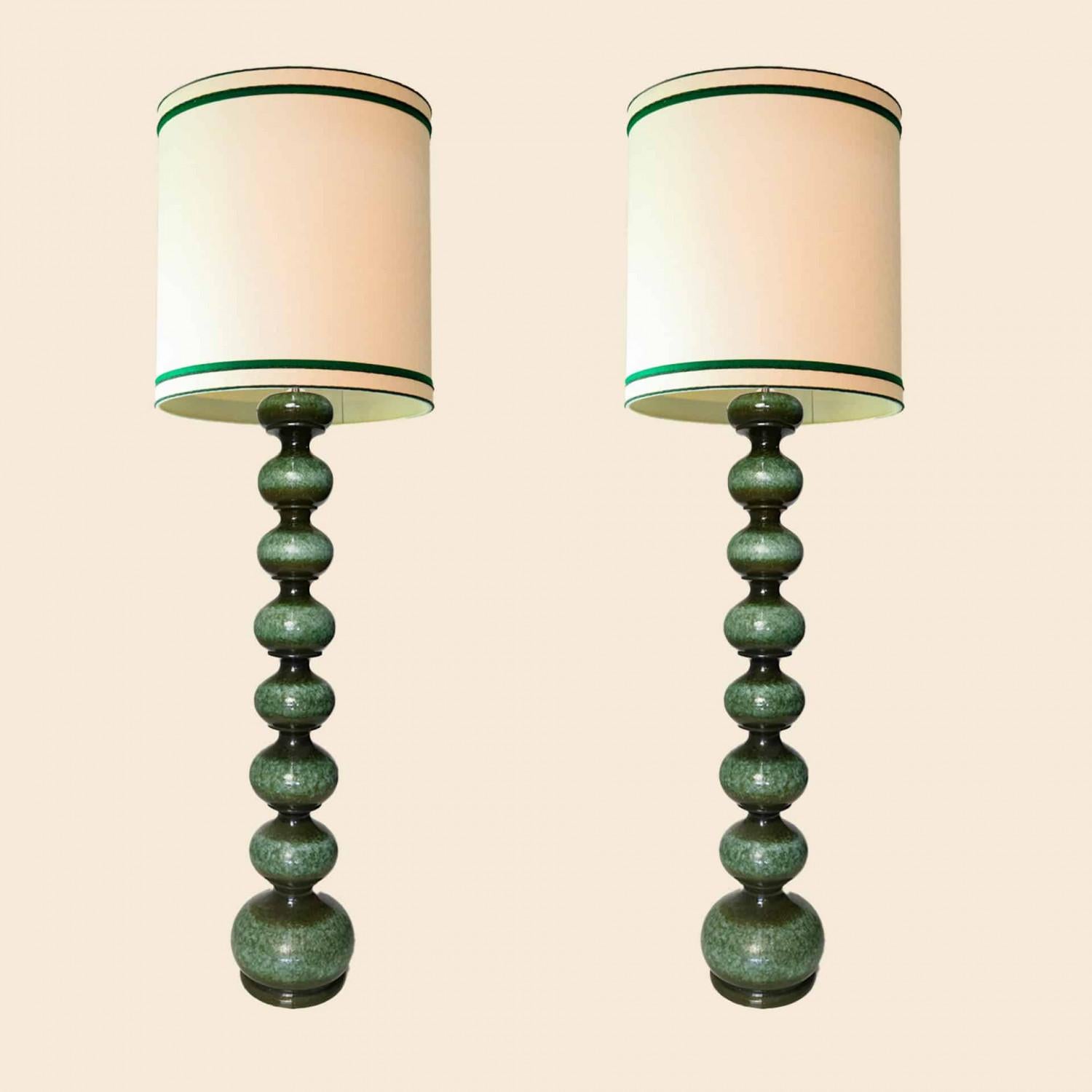 Eccezionale lampada da terra a bolle di ceramica di Kaiser, Europa, Germania, anni '60.

Bellissimo pezzo scultoreo realizzato a mano in ceramica nei ricchi toni del verde smaltato.

Con un nuovo paralume speciale in seta su misura con tessuto beige