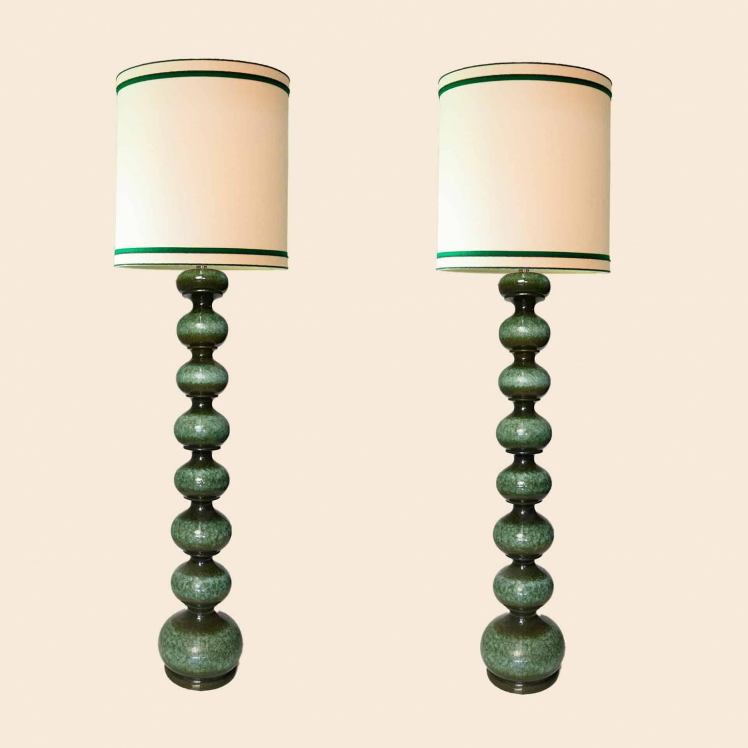 Fatto a mano 1 delle 2 lampade da terra in ceramica verde con paralume in seta R. Houben, Kaiser in vendita