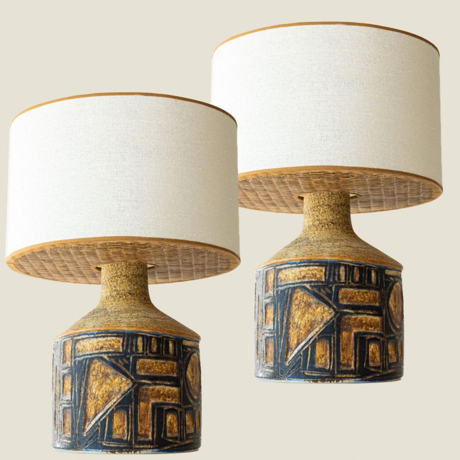1 de las 2 preciosas lámparas de sobremesa de cerámica de Haico, de Soholm, Dinamarca, años 60. Combinado con una pantalla personalizada.

La base de cerámica marrón y gris oscuro tiene una bonita forma con grabados geométricos. La pantalla cerrada