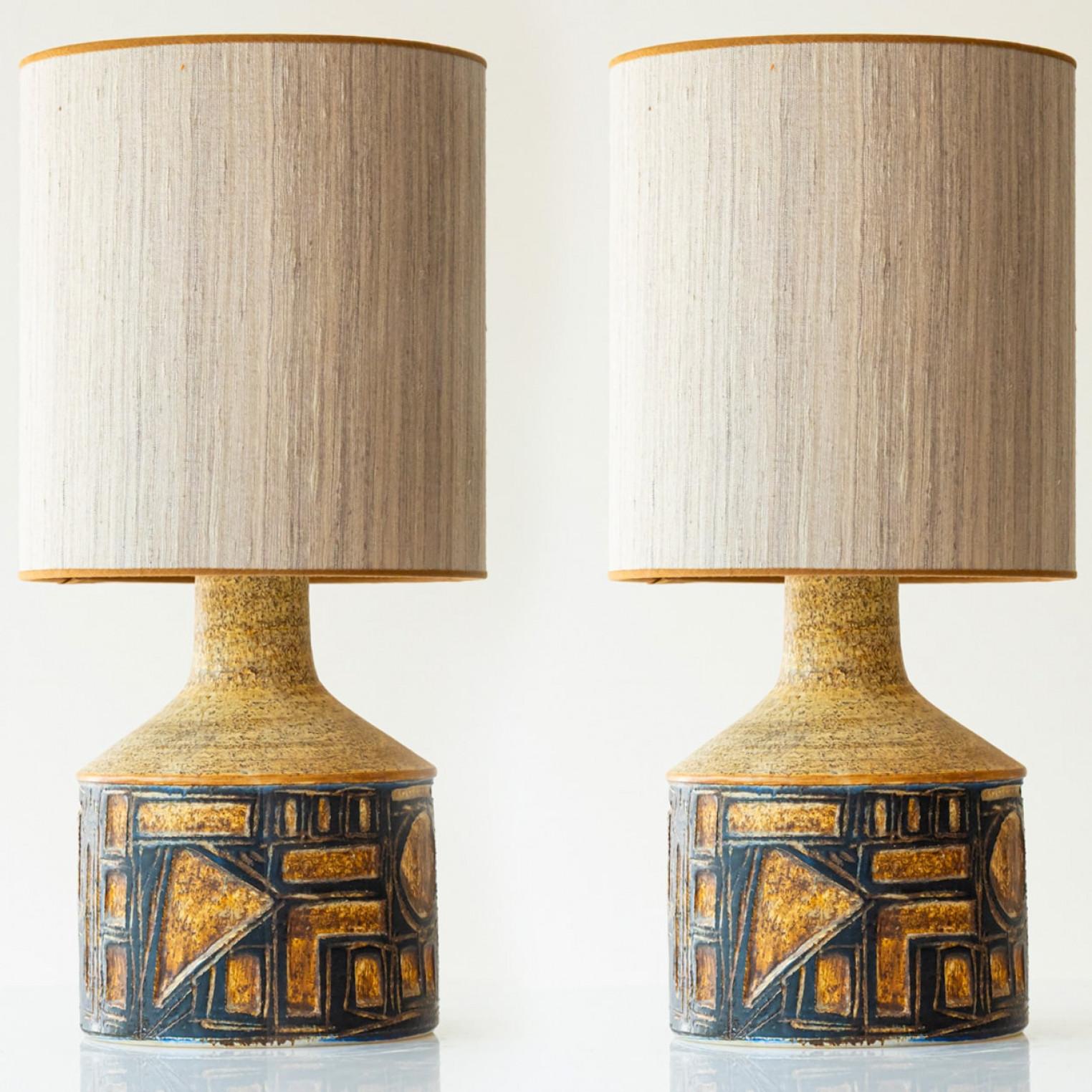 1 de las 2 preciosas lámparas de sobremesa de cerámica de Haico, de Soholm, Dinamarca, años 60. Combinado con una pantalla personalizada.

La base de cerámica marrón y gris oscuro tiene una bonita forma con grabados geométricos. La pantalla de color