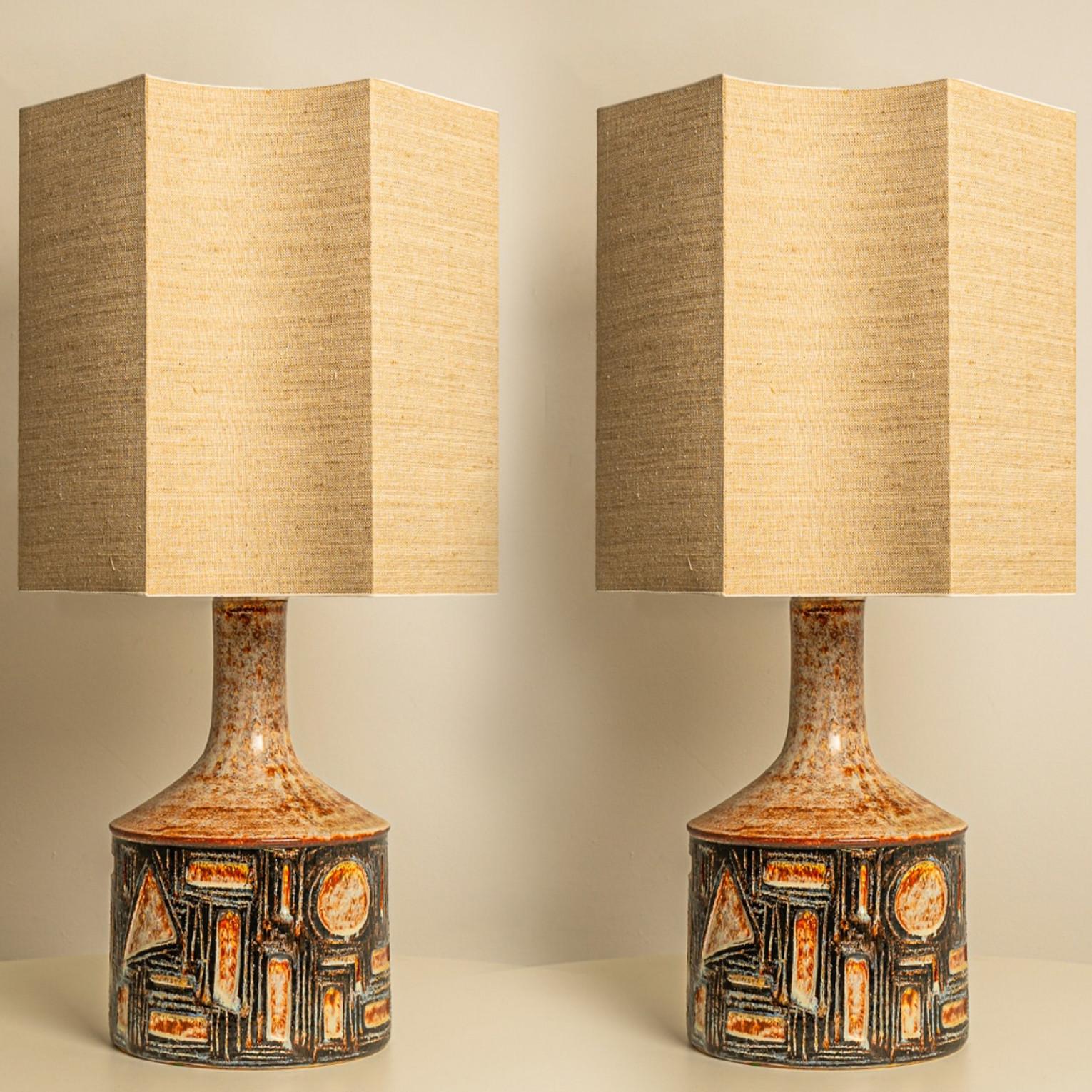 1 des 2 belles lampes de table en céramique de Haico de Soholm, Danemark années 1960. Combiné avec un abat-jour personnalisé.

La base en céramique marron et gris foncé a une belle forme avec des gravures géométriques. L'abat-jour beige à la forme