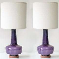 1 der 2 fliederfarbenen Keramiklampen von Holmegaard, individuelle weiße Lampenschirme von R. Houben