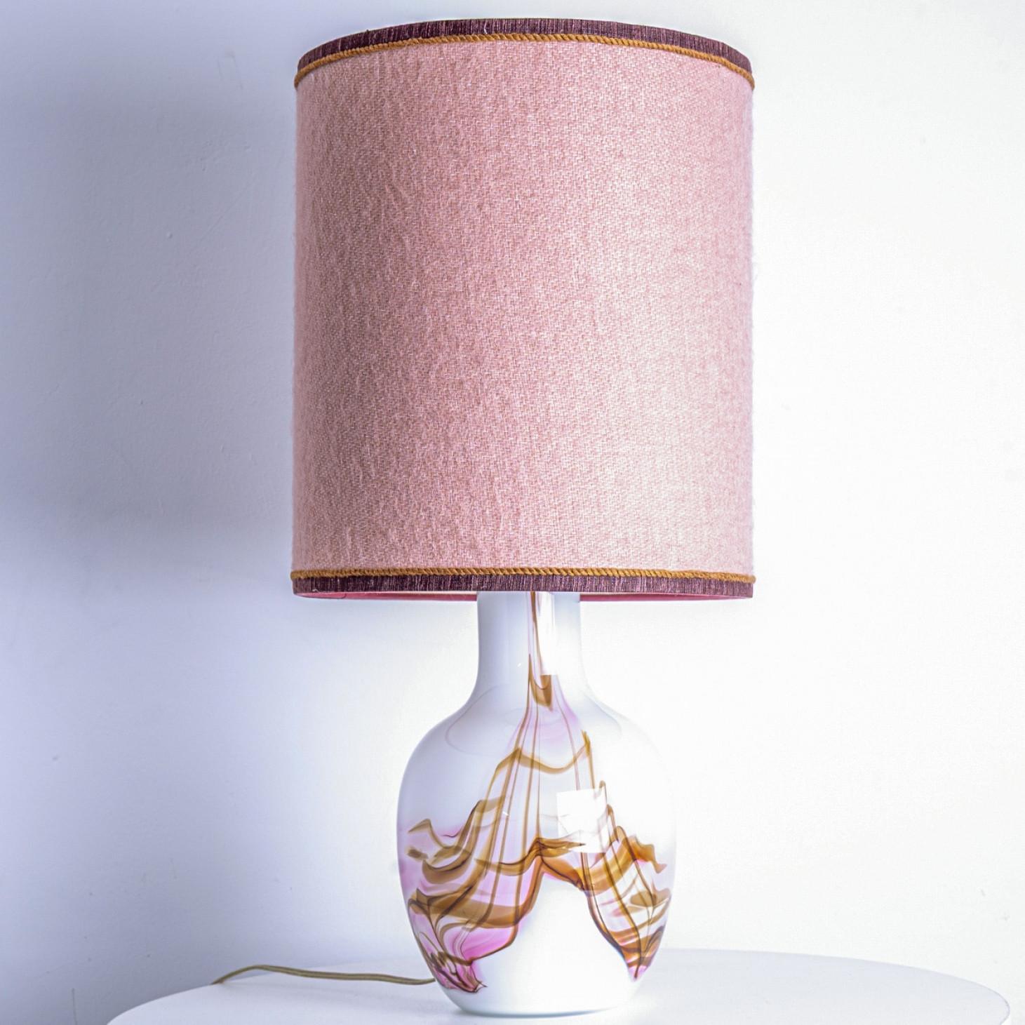 1 der 2 Holmegaard Tischlampen aus weißem und rosafarbenem Glas, Lampenschirme in staubigem Rosa im Angebot 3