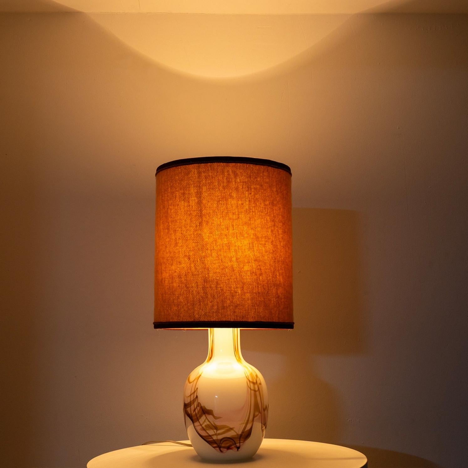 1 der 2 Holmegaard Tischlampen aus weißem und rosafarbenem Glas, Lampenschirme in staubigem Rosa im Angebot 4