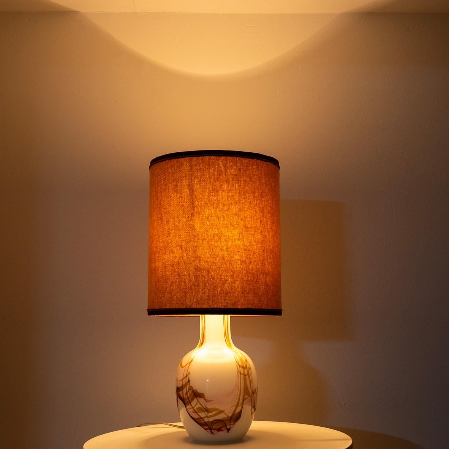 1 of the 2 Holmegaard White and Pink Glass Table Lamps, Dusty Rose Lampshades en venta 4